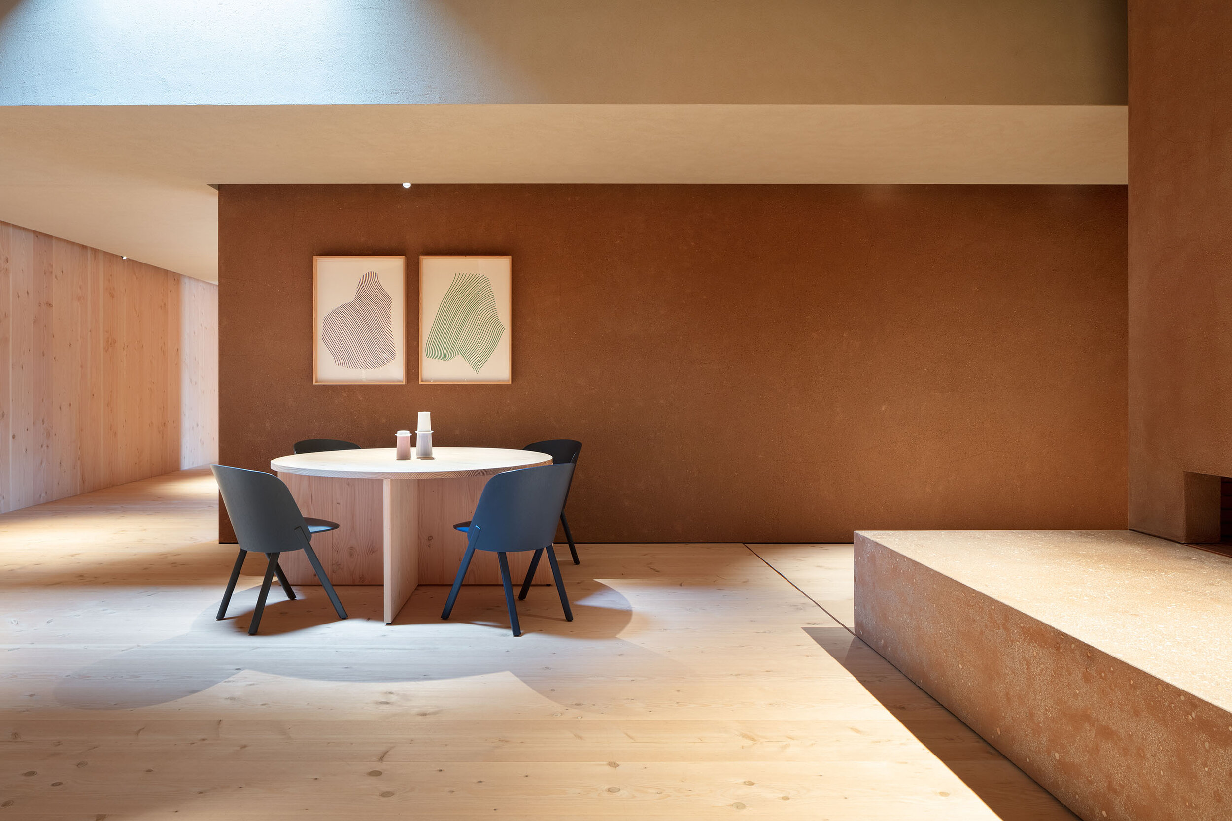  Teruhiro Yanagihara Studio has designed clay wall and unique plaster for 1616/arita japan showroom in Arita, Japan. 