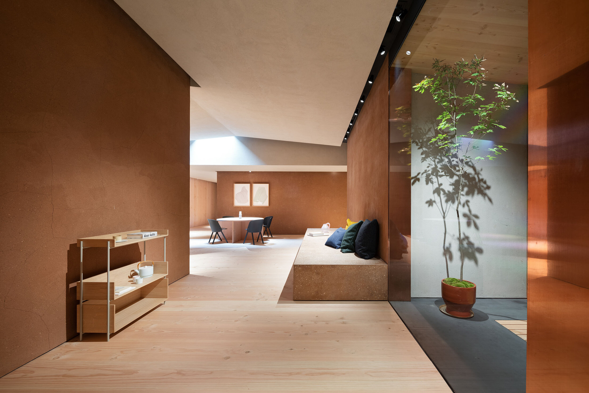  Teruhiro Yanagihara Studio has designed sophisticated showroom for 1616/arita japan showroom in Arita, Japan. 