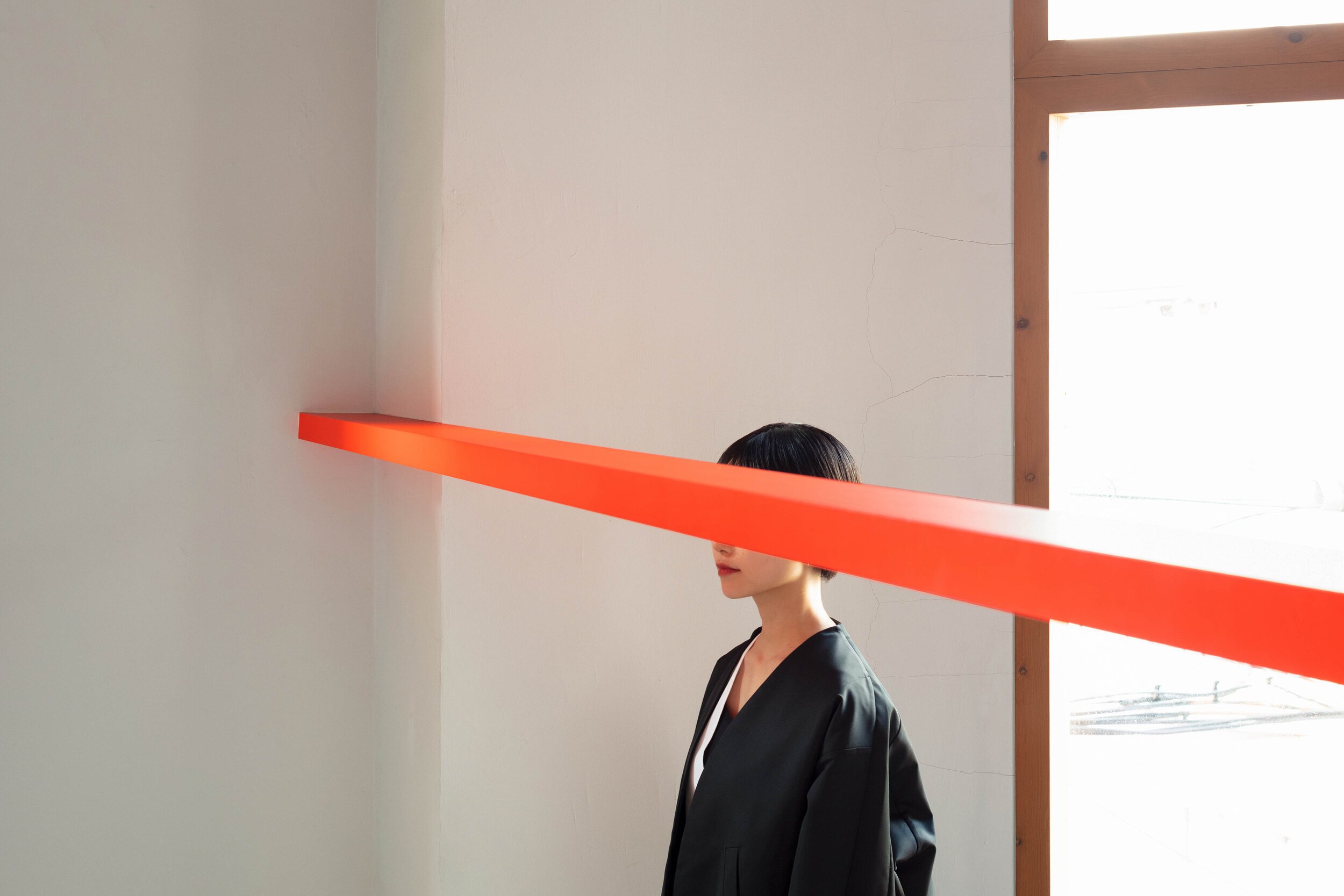  Yusuke Seki Studio designed a linear shelf for a fashion stone I SEE ALL in Osaka. 