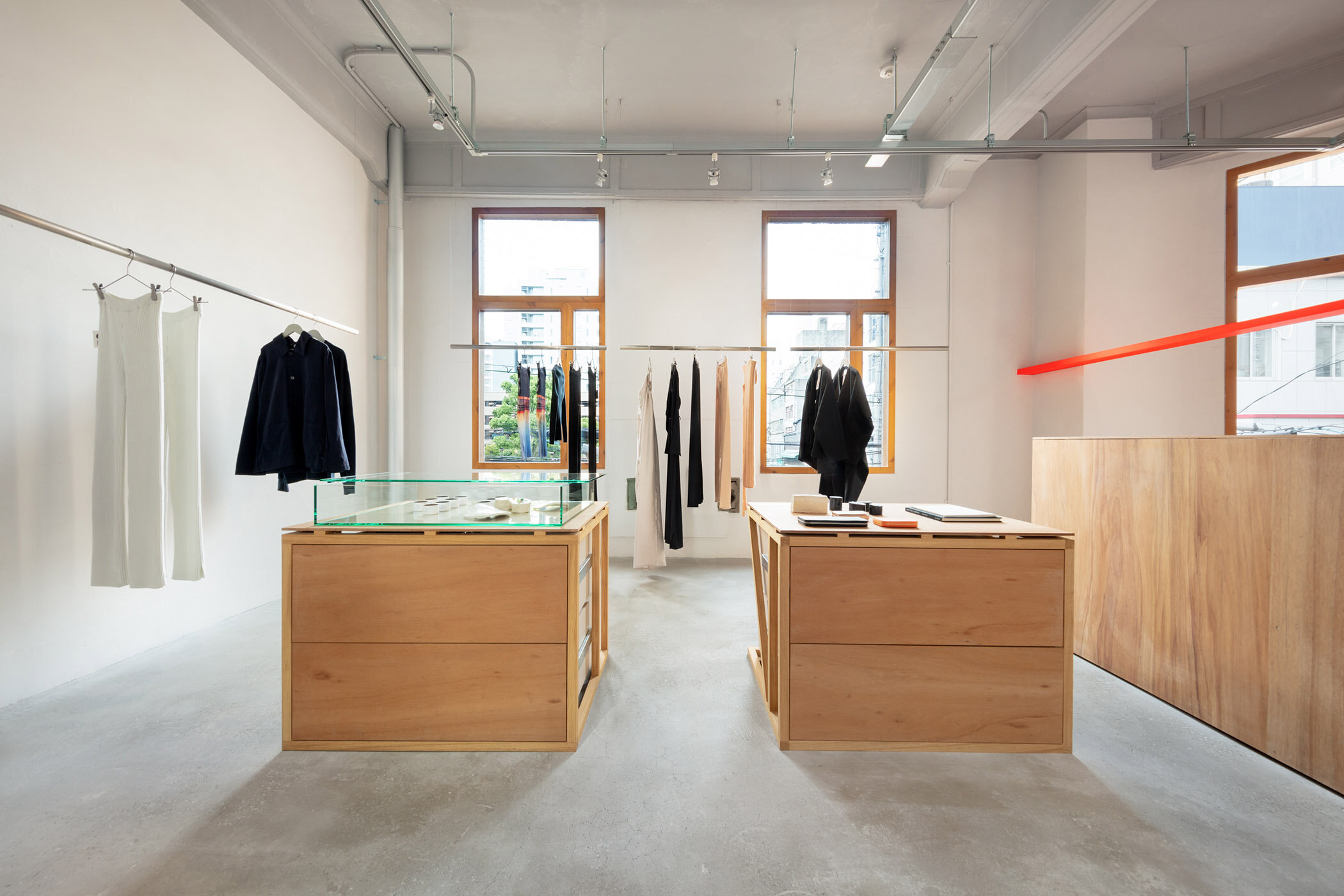  Yusuke Seki Studio designed a linear shelf for a fashion stone I SEE ALL with minimalist style. 