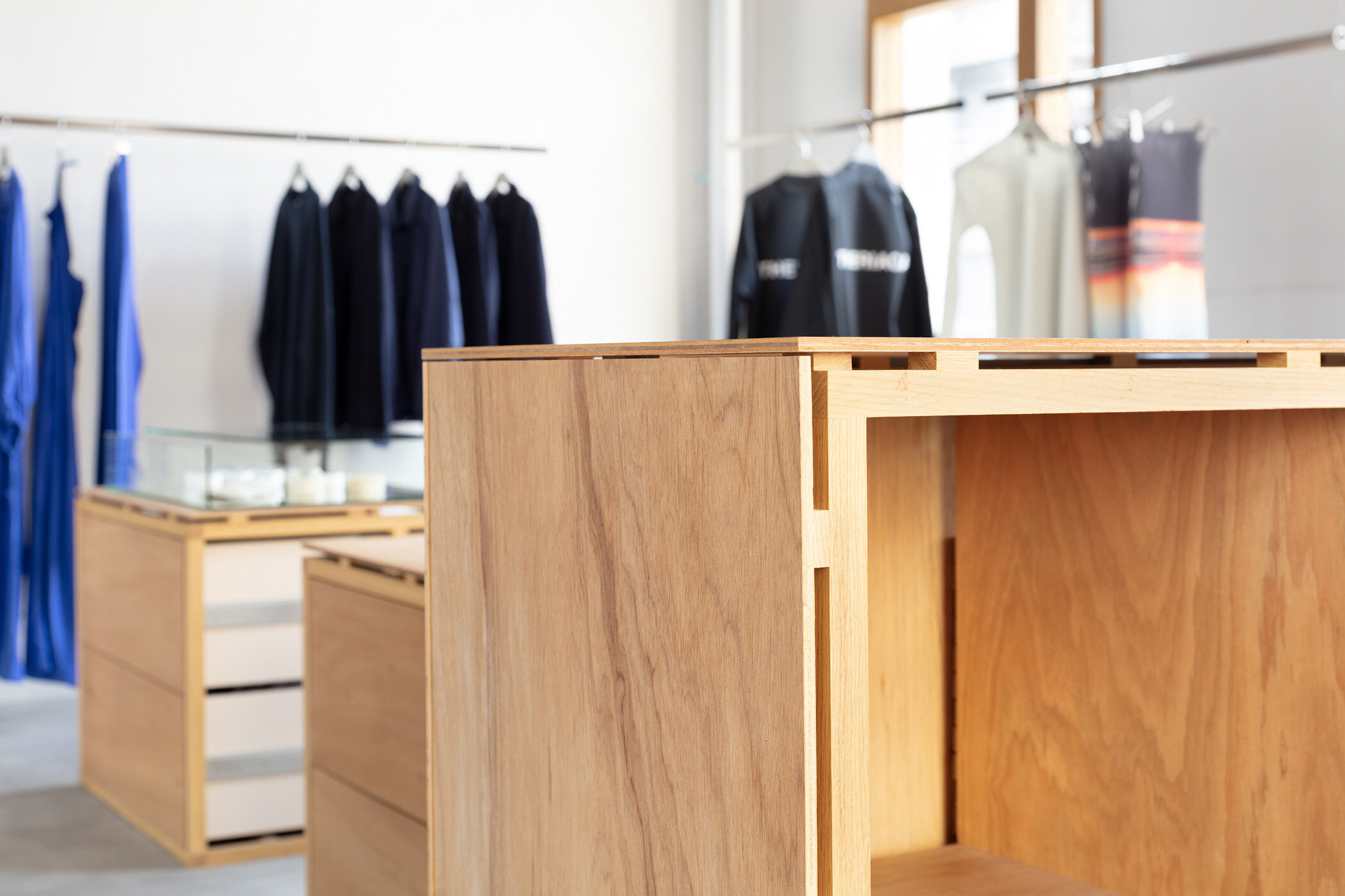  A detail of counter of fashion store I SEE ALL, designed by Yusuke Seki Studio. 