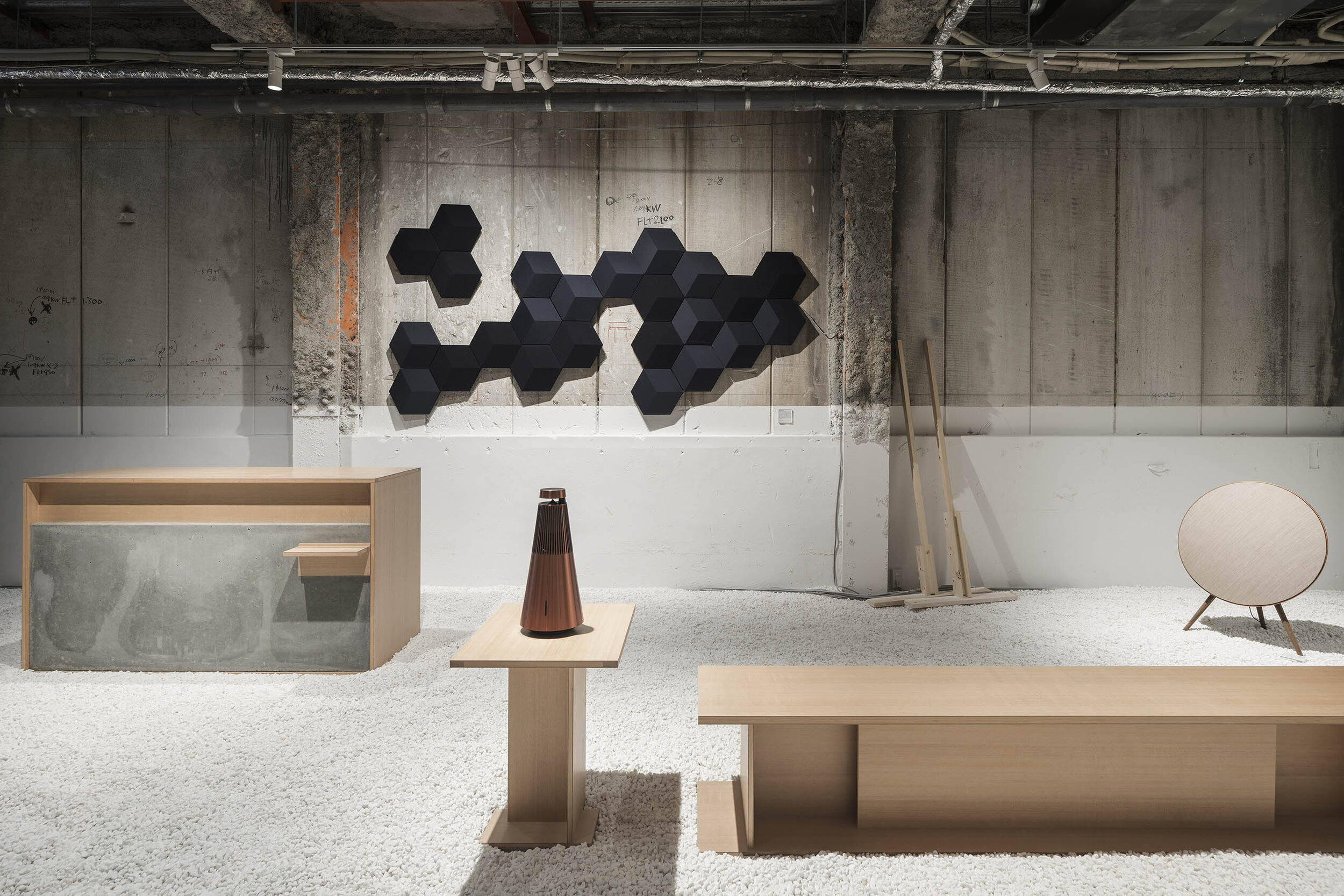 The designer Yusuke Seki/Yusuke Seki Studio installed white pebbles on the floor for Bang & Olufsen Pop-up Store Kyoto