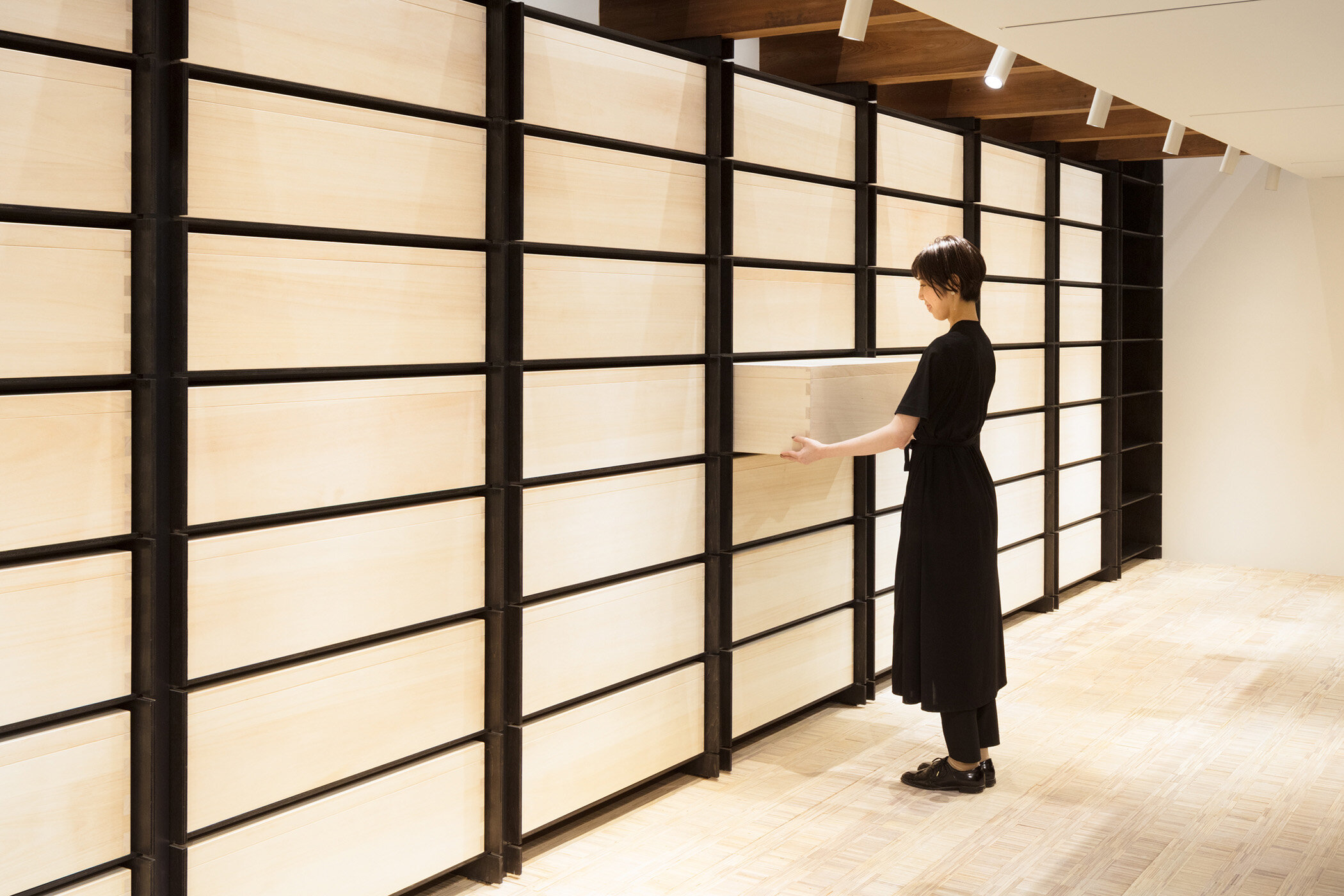  A wall shelf of Tokigura designed by Tadahiro Butsugan/ABOUT.  