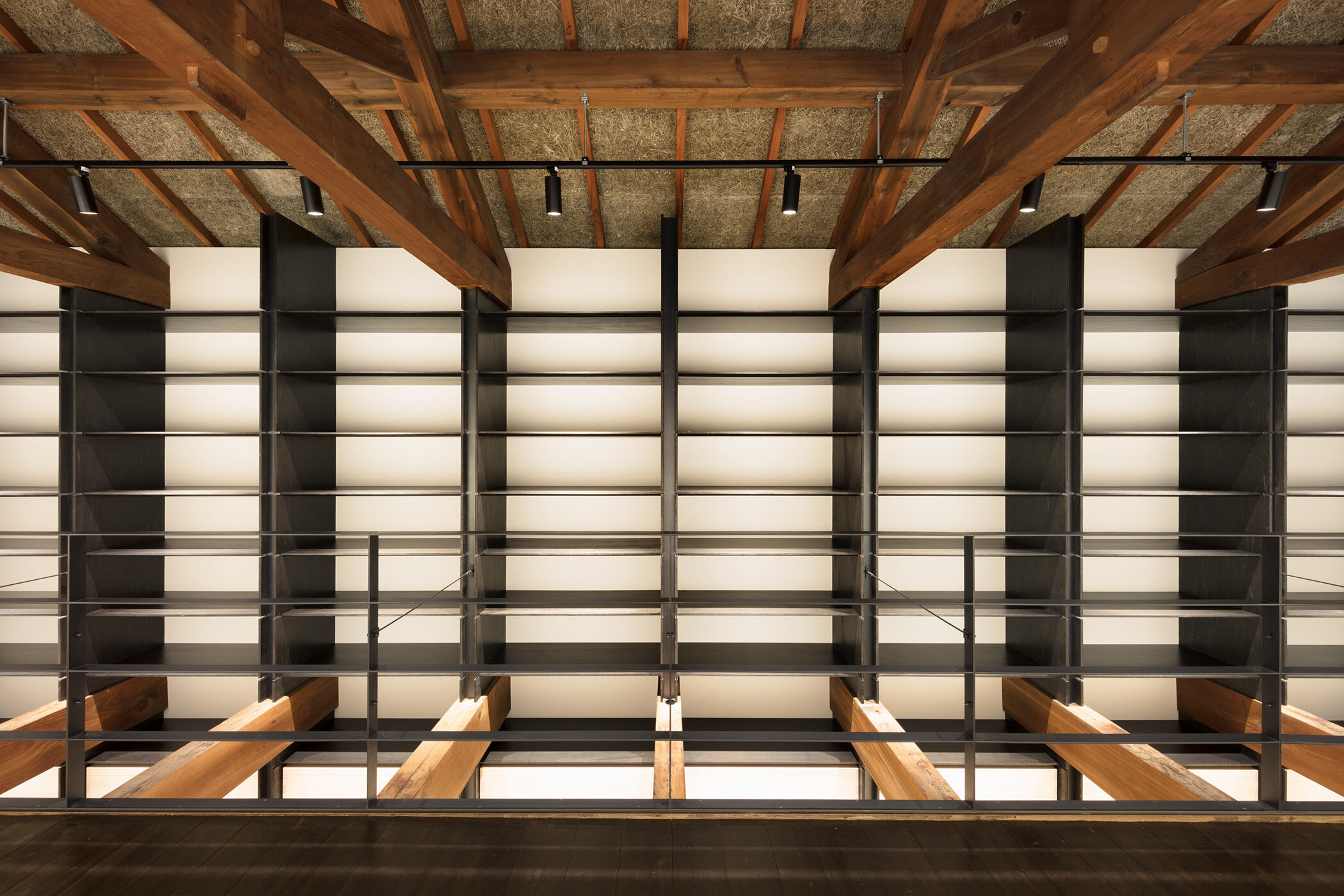  An interior of Tokigura designed by Tadahiro Butsugan/ABOUT. He designed wall shelf.  