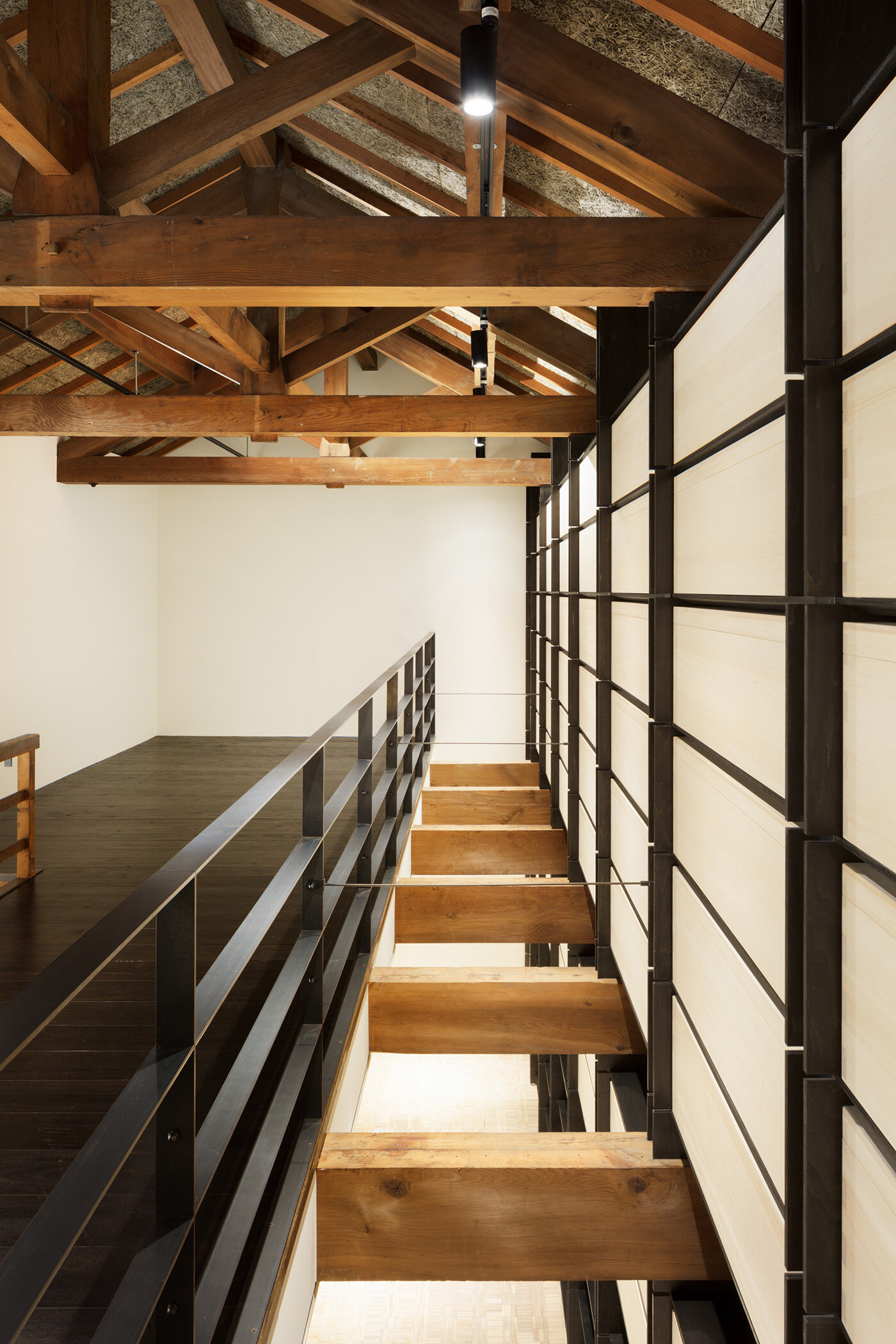  An interior of Tokigura designed by Tadahiro Butsugan/ABOUT. He created atrium in the old storehouse.   