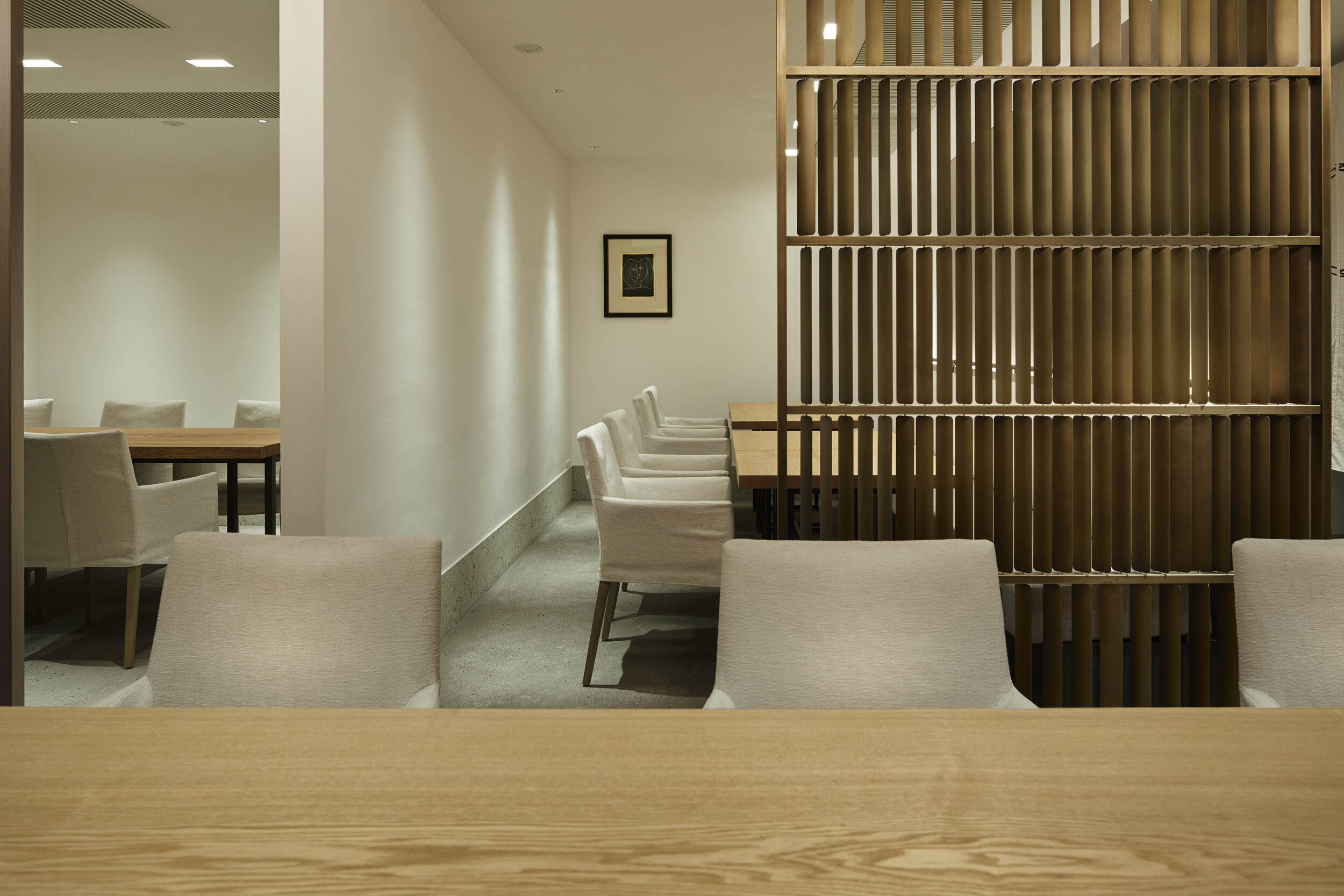  Atsuko Oku/Plastac has designed a Japanese restaurant GINZA KUKI in Tokyo in a minimalist style in Tokyo. 