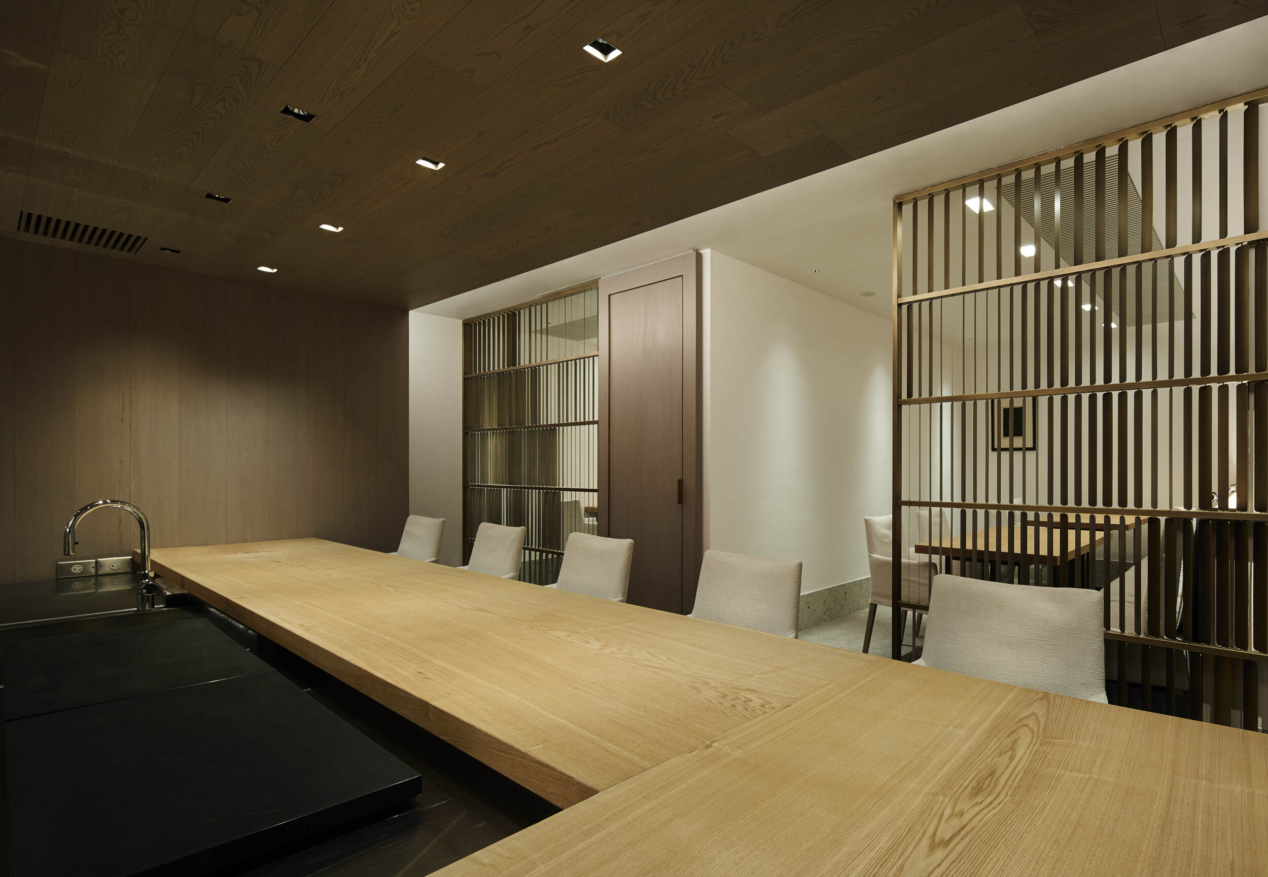  A detail of countertop. Tokyo-based design studio Plastac has designed a Japanese restaurant GINZA KUKI in Tokyo in a minimalist style. 
