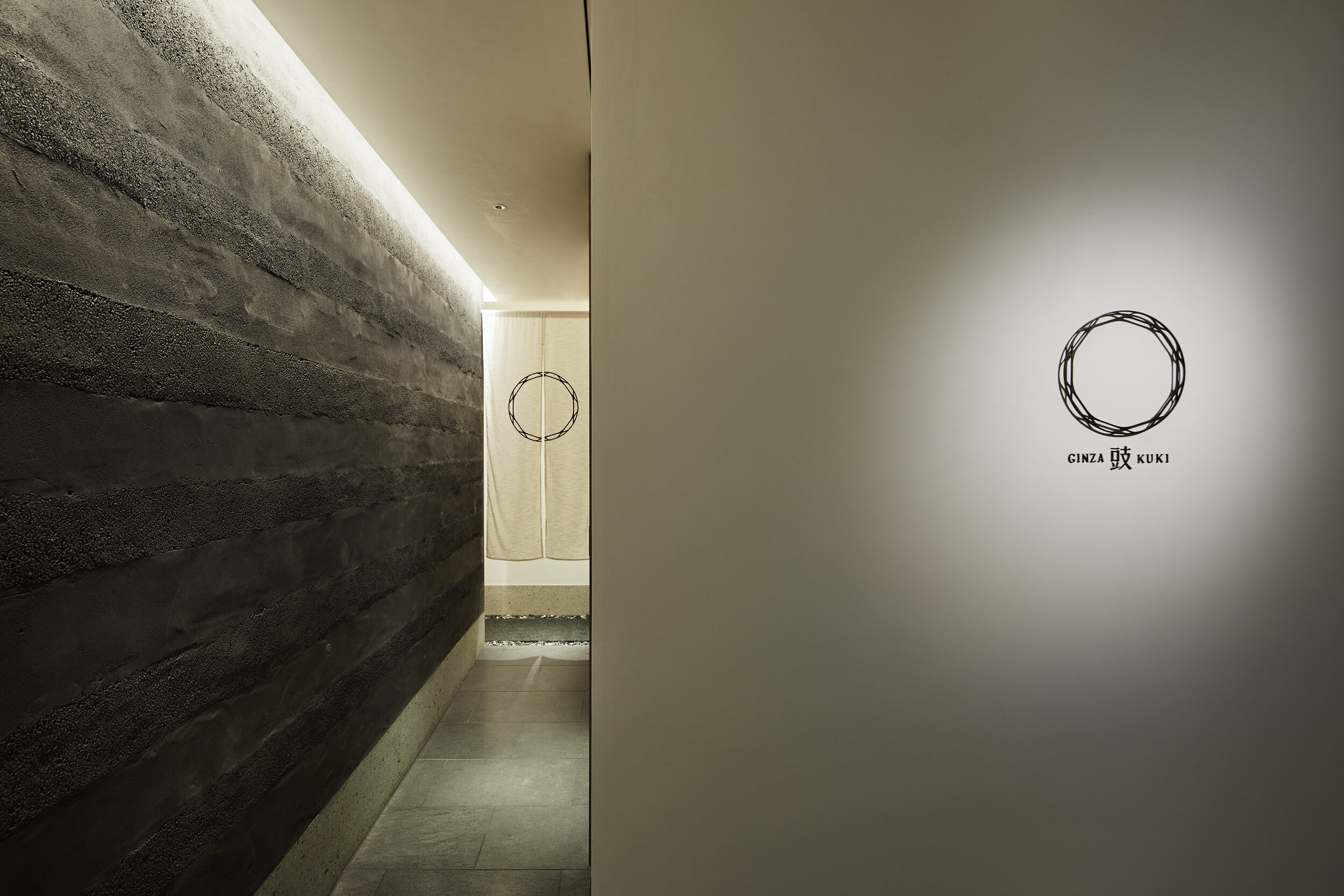  Tokyo-based design studio Plastac has designed a Japanese restaurant GINZA KUKI in Tokyo. 
