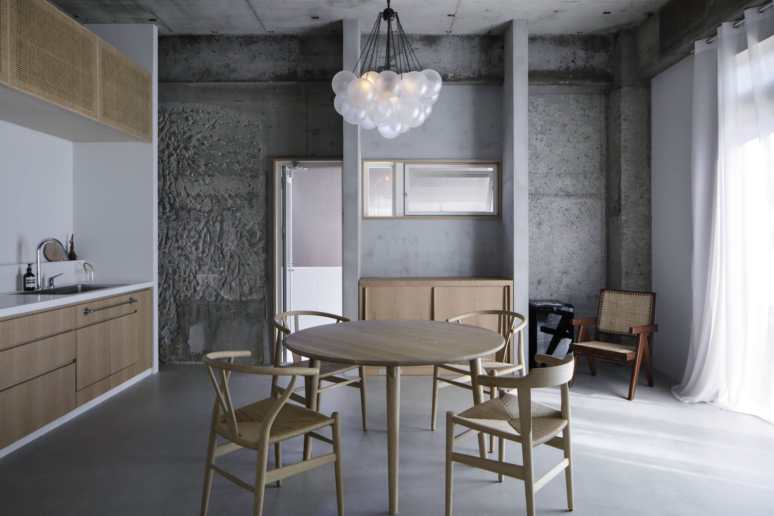  The kitchen of ISLAND LIVING designed by Hiroyuki Ogura/DRAWERS. 
