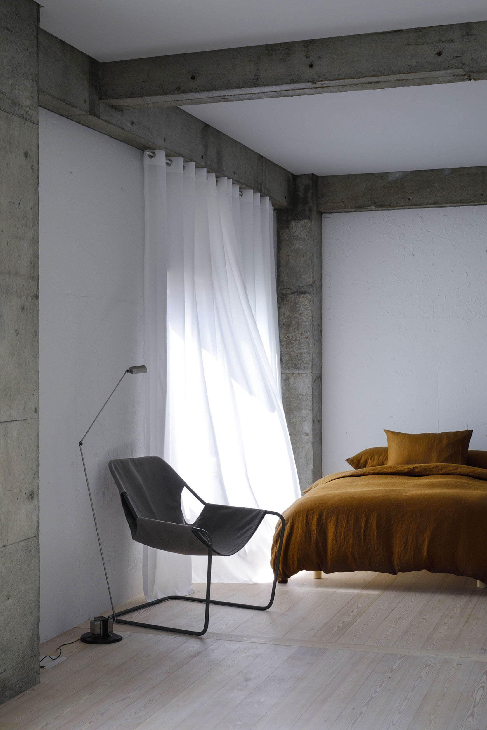  A master bedroom of ISLAND LIVING designed by Hiroyuki Ogura/DRAWERS.  