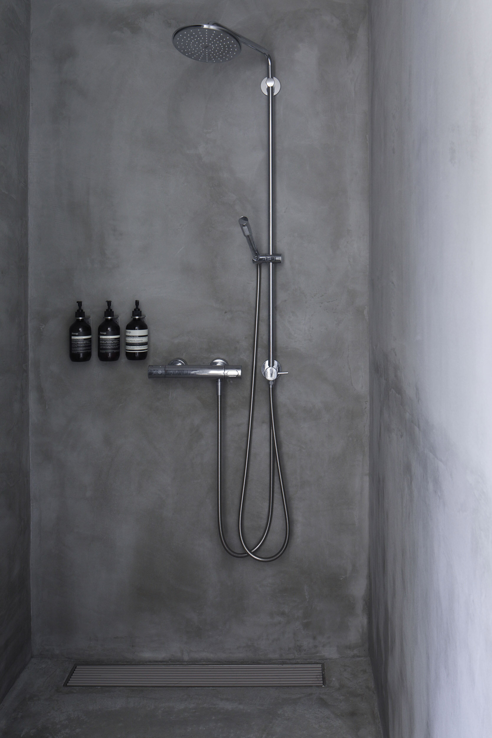  A shower room of ISLAND LIVING designed by Hiroyuki Ogura/DRAWERS. 