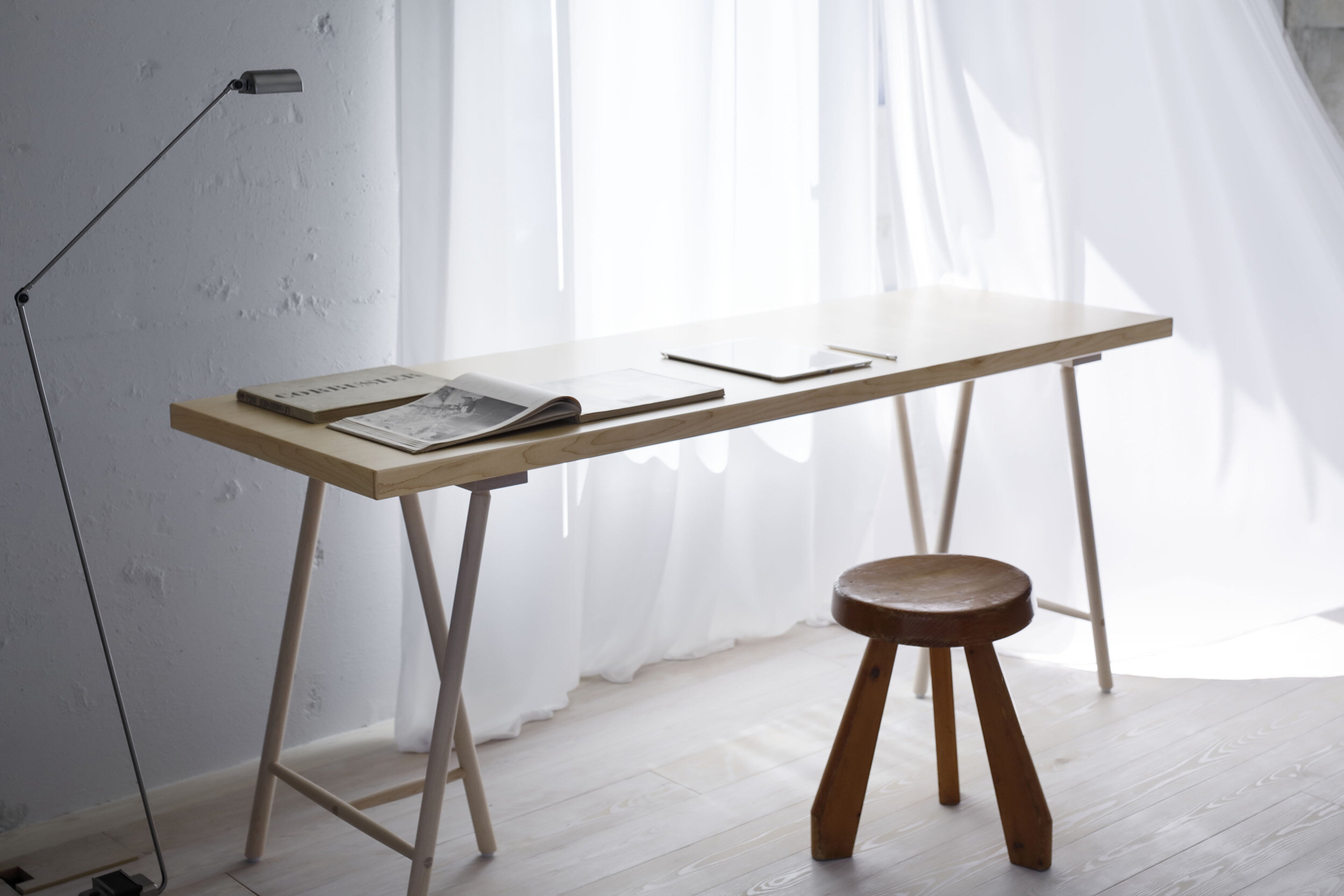  The custom-made wooden table was designed by Hiroyuki Ogura/DRAWERS. 