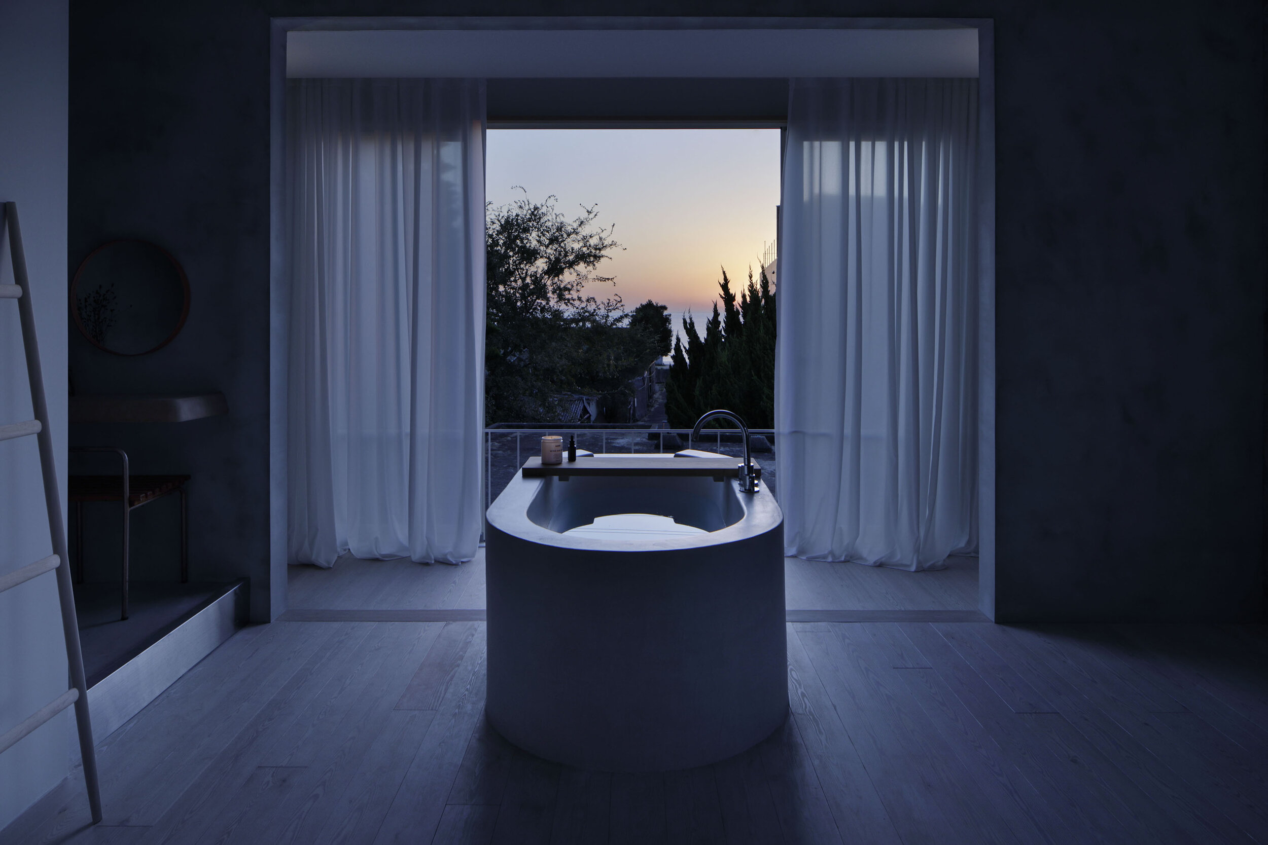 A Bathroom of ISLAND LIVING designed by Hiroyuki Ogura/DRAWERS. The guest can see the sunrise from the bathroom. 