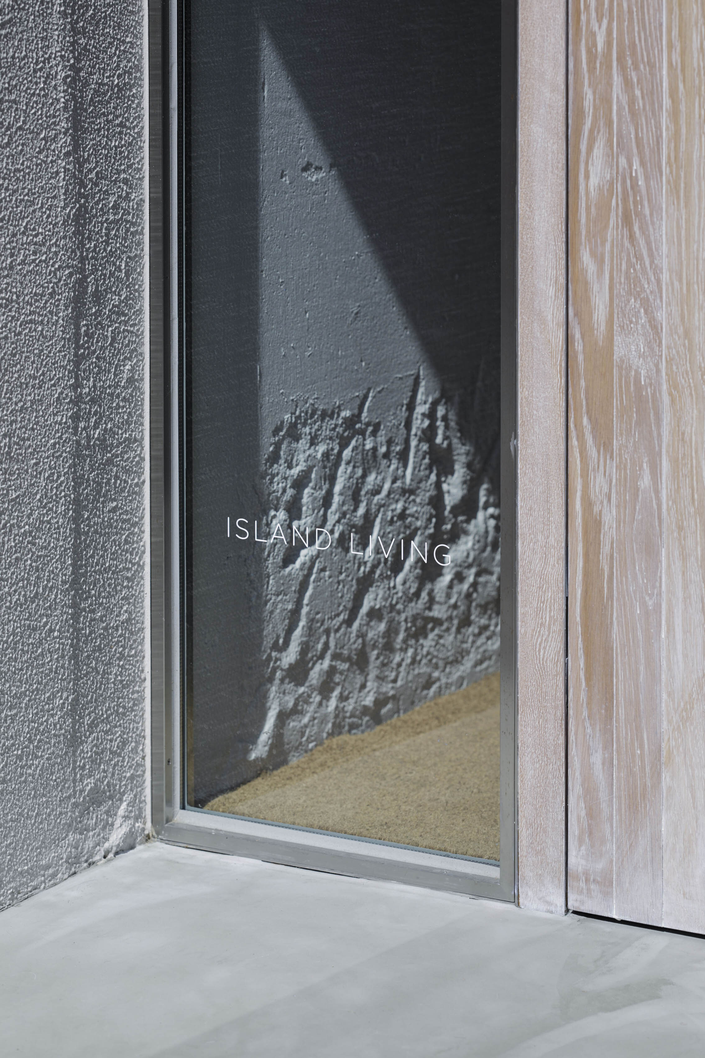  The sign of ISLAND LIVING designed by Hiroyuki Ogura/DRAWERS. 