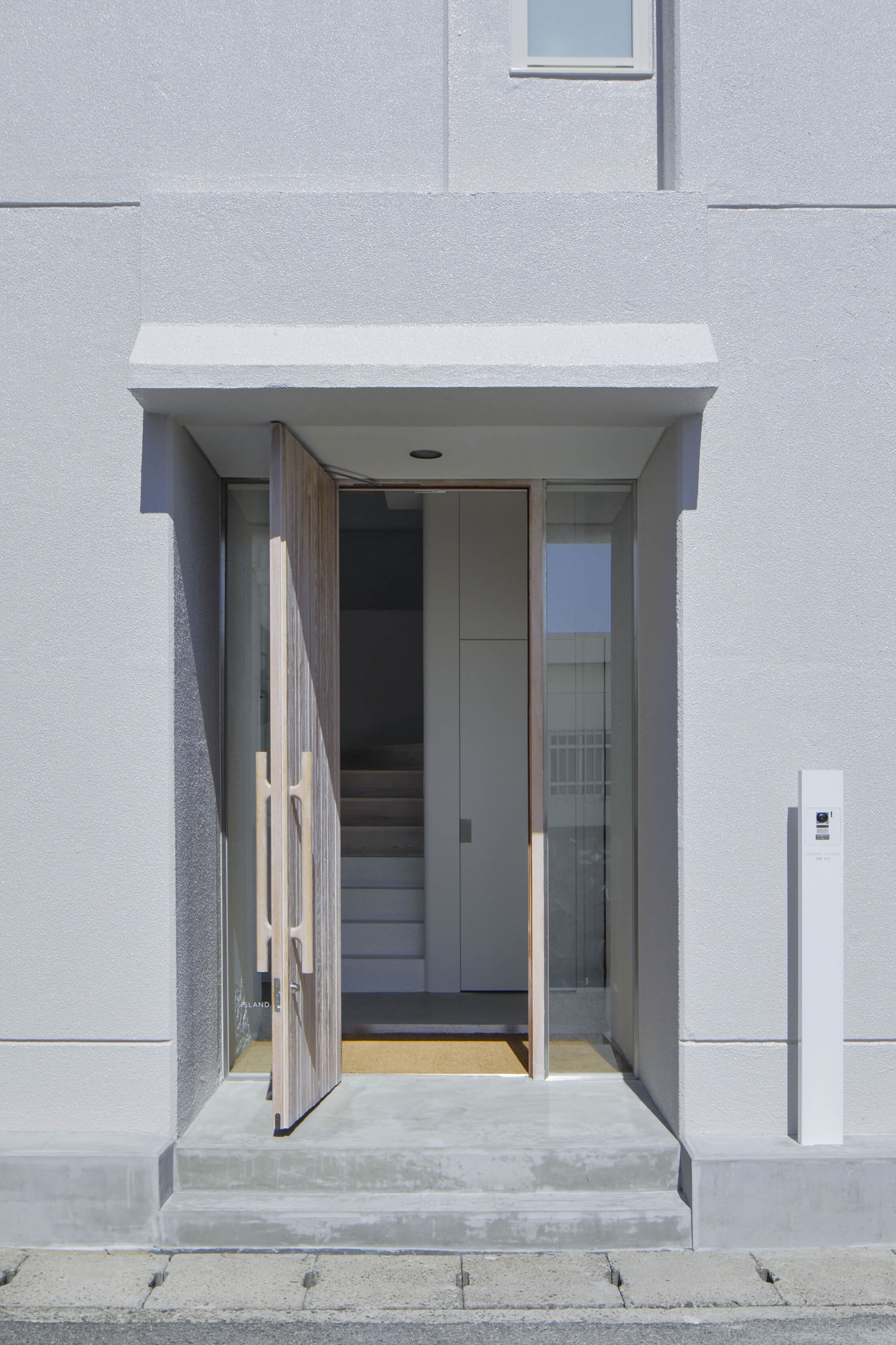  The entrance of ISLAND LIVING designed by Hiroyuki Ogura/DRAWERS. 
