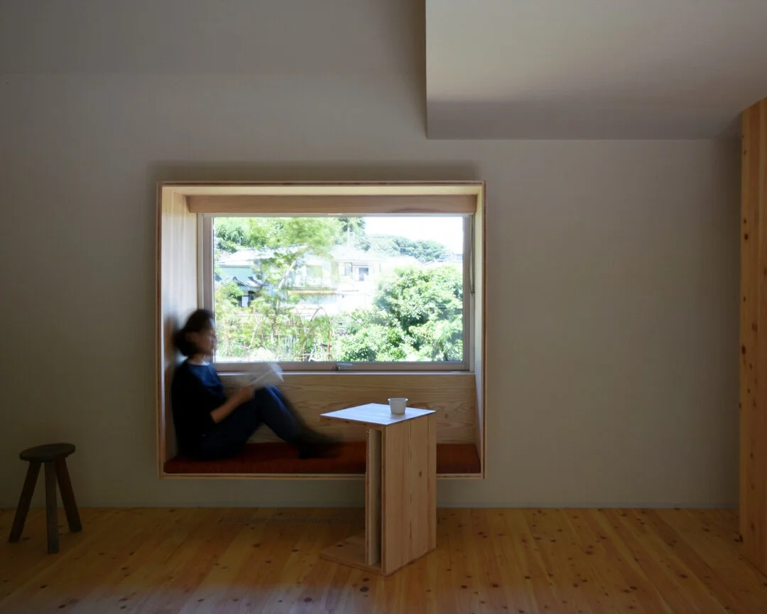 HOUSE IN NISHIURA by Koizumi Studio​​​​​​​​
​​​​​​​​
多彩なオリジナルのディテールから、公開後も数多く閲覧していただいている、Koizumi Studio の小泉誠さんが設計した「西浦の家」。こちらは、富士山を美しく切り取ることのできる北側のピクチャーウィンドーに設けられた、&ldquo;窓ベンチ&rdquo;と呼ばれるベンチシート。​​​​​​​​
​​​​​​​​
Discover more on our online magazine I