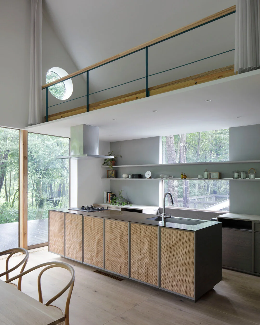 A Kitchen of Kazakoshi Residence designed by Puddle​​​​​​​​
「風越の家」のキッチン​​​​​​​​
​​​​​​​​
Puddle, led by Masaki Kato, has designed 'Kazakoshi Residence' in Karuizawa, a well-known resort town in Nagano Prefecture. He installed unique details such as a