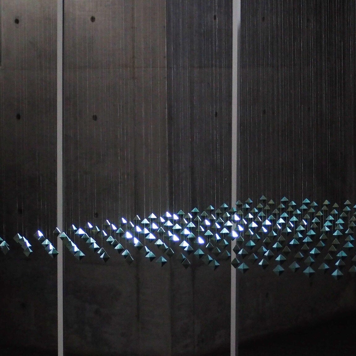 【2023 Graduation Project】
magnetic wave by Mahiro Kobayashi / Tokyo Metropolitan University

IDREITでは、2023年の卒業制作プロジェクトの公開をスタートいたしました。　2023年3月15日まで、インテリアデザイン、家具デザイン、インスタレーションの3分野で卒業設計、卒業制作を募集中ですので、引き続き力作のご応募を楽しみにお待ちしております！

こちらのインスタレーション作品は、サイト内で動画も公開