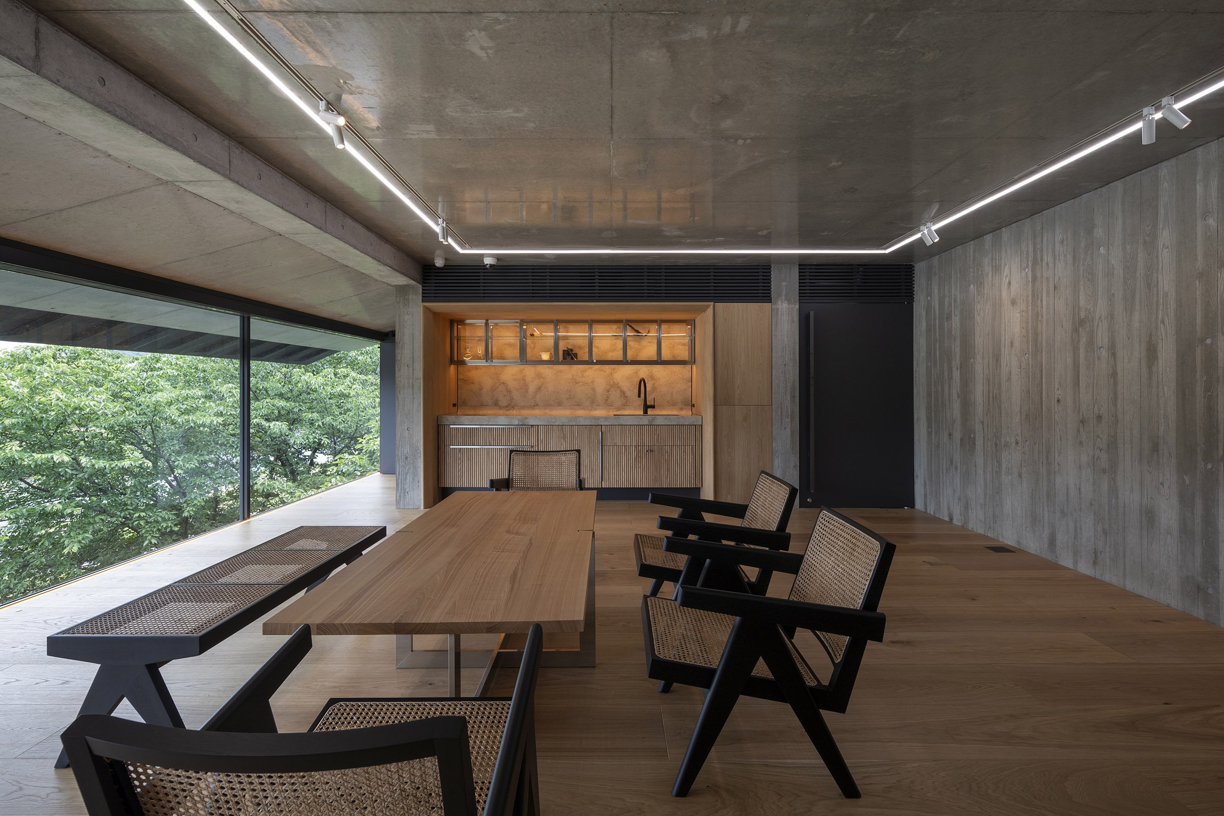  森井良幸率いるcafe co.がデザインしたkōjin KYOTO。ミーティングなどのできる2階の談話室 