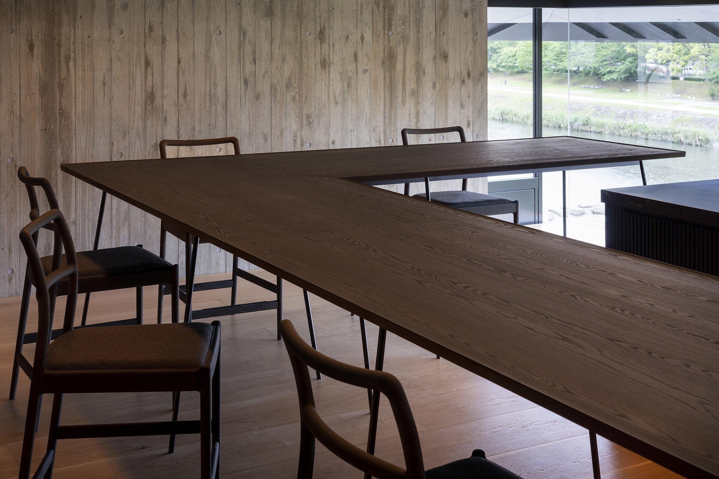  森井良幸率いるcafe co.がデザインしたkōjin KYOTO。アイランドカウンター周りに設けたテーブル 