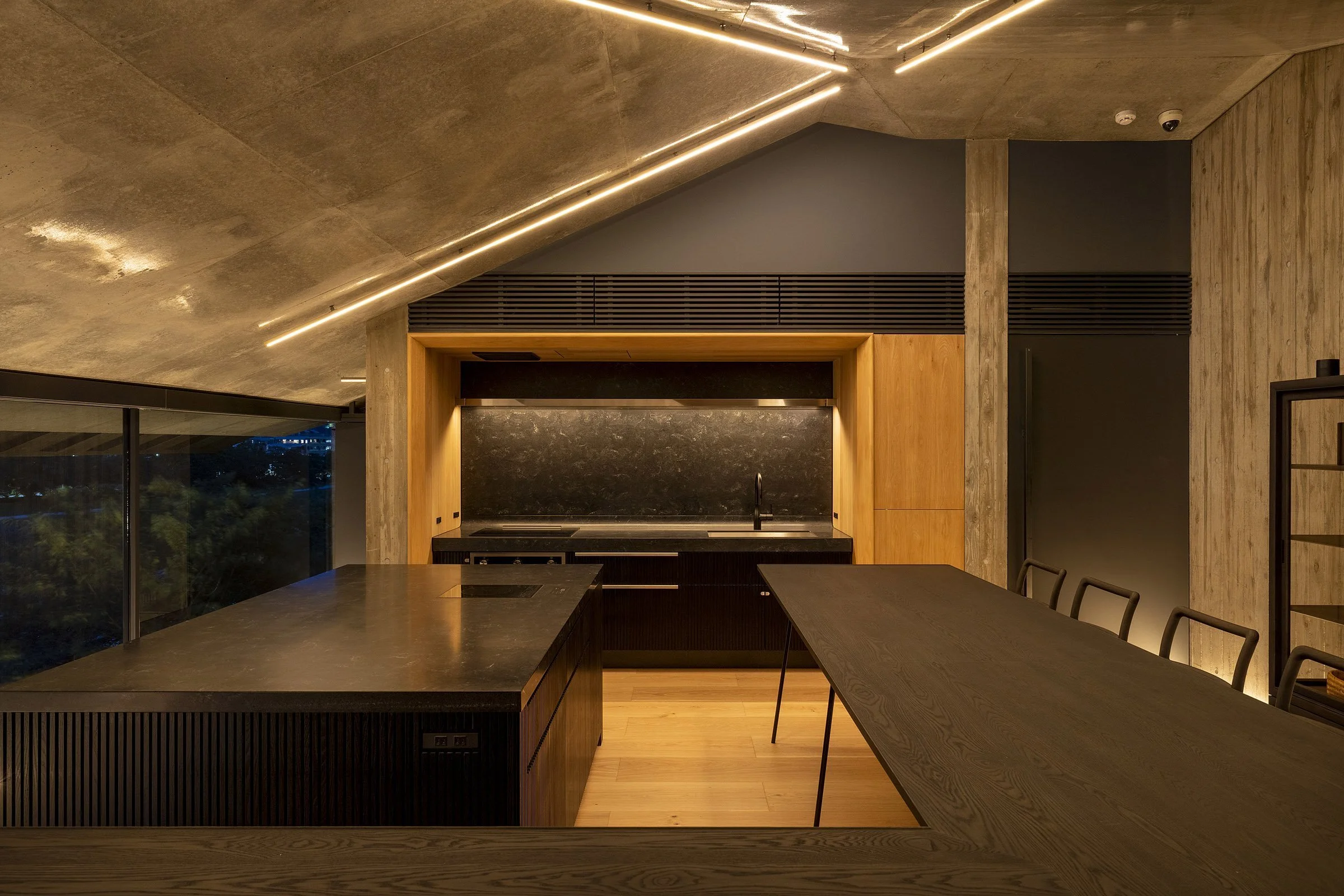 森井良幸率いるcafe co.がデザインしたkōjin KYOTO。3階の夜景