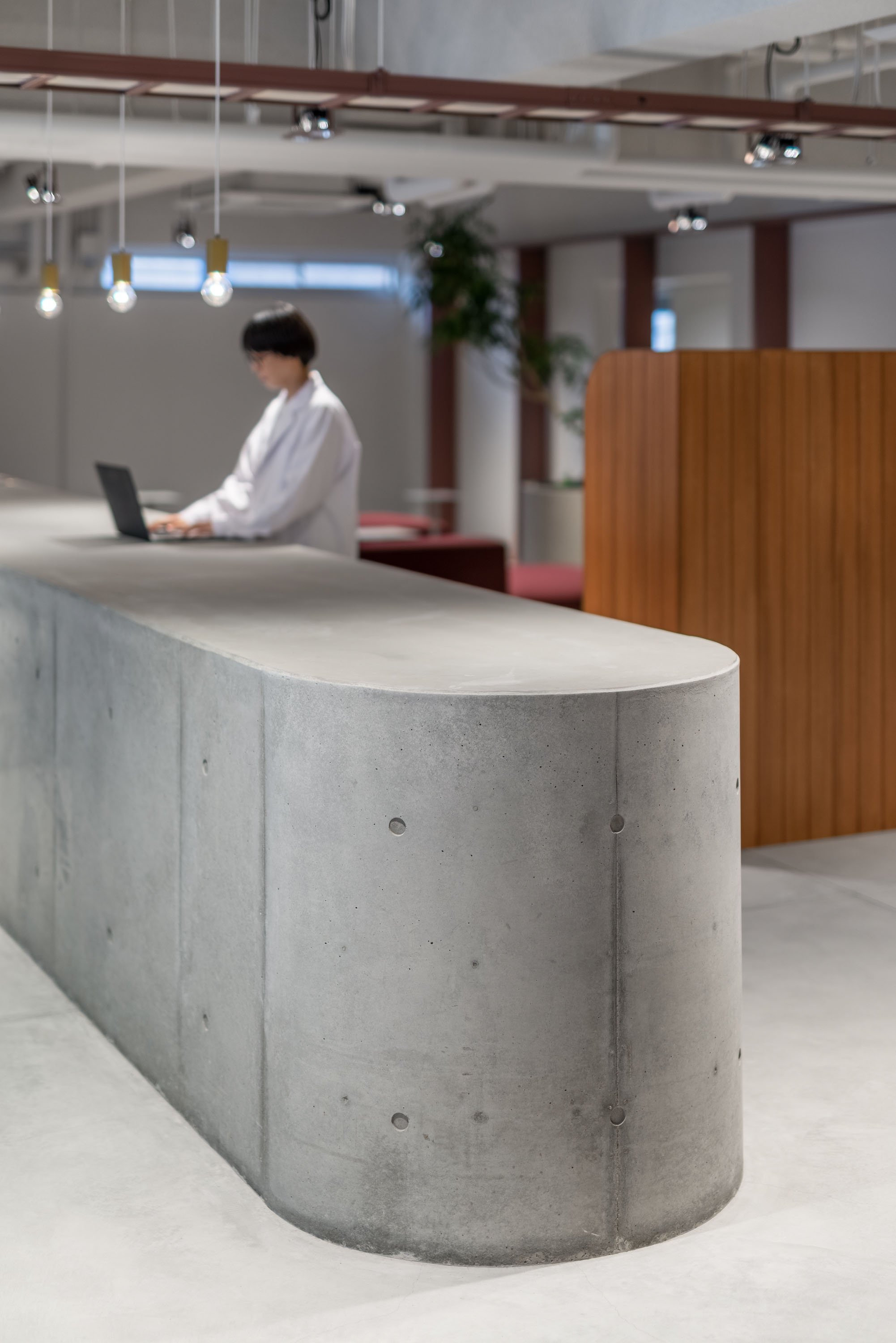  REIICHI IKEDA DESIGNの池田励一がインテリアデザインを手掛けた日本新薬のオフィス「KOKU」。コンクリート打ち放しのカウンターのディテール 