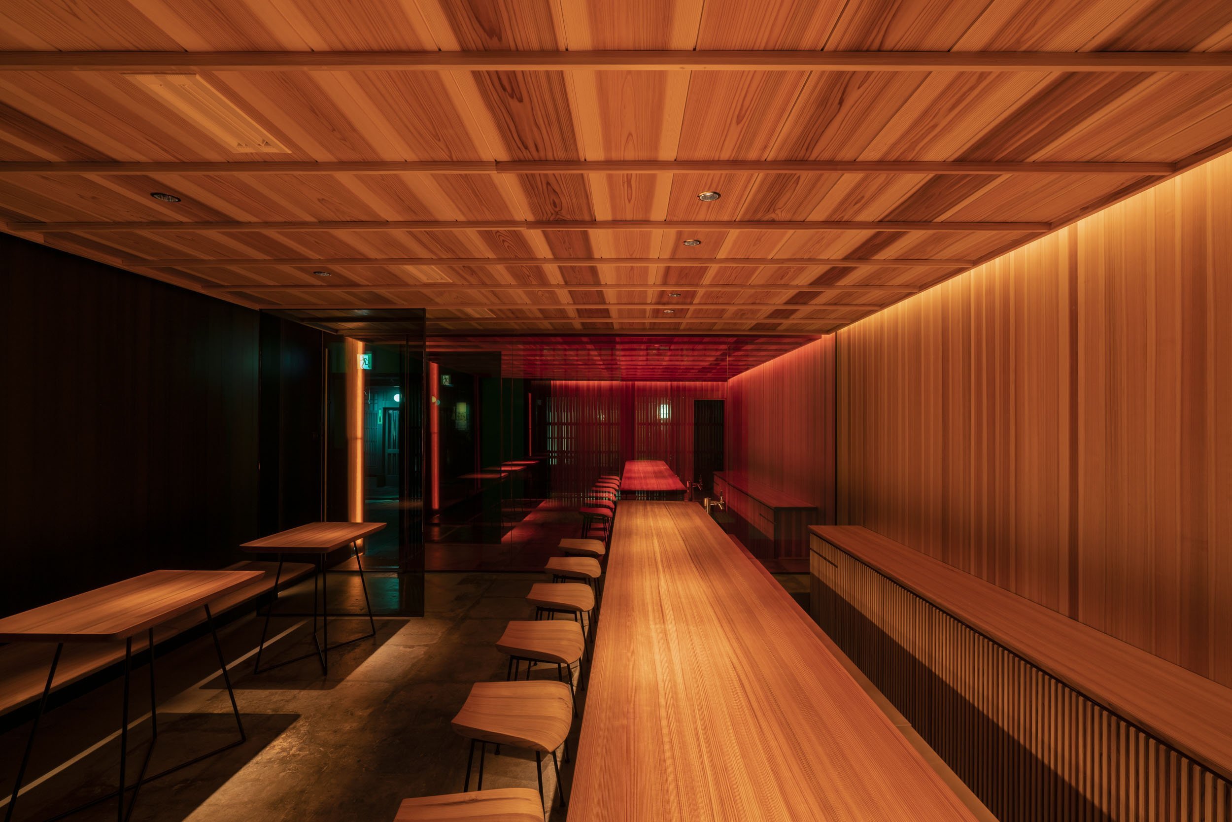  cafe co. （カフェ）の森井良幸がインテリアデザインを手掛けた京都・祗園のUSAGIYA Kyotoのインテリア夜景 