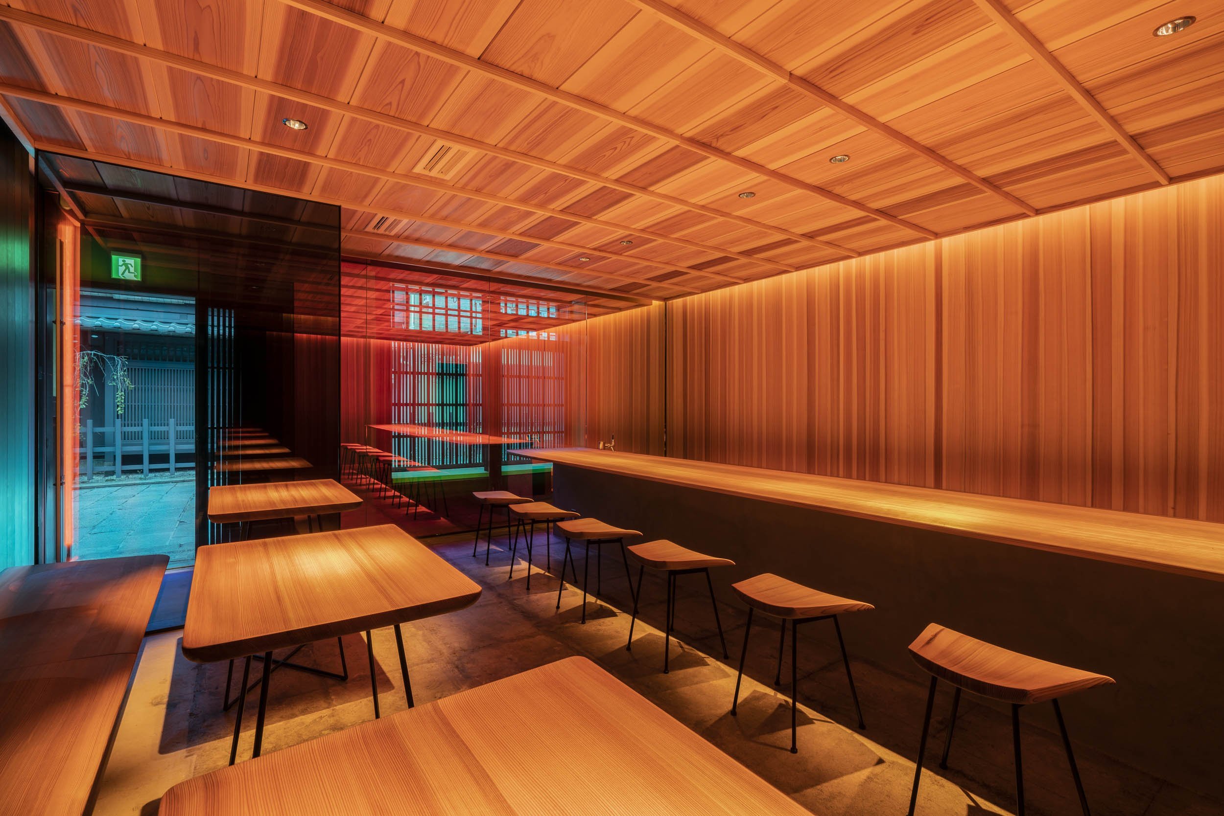  cafe co. （カフェ）の森井良幸がインテリアデザインを手掛けた京都・祗園のUSAGIYA Kyoto。壁には杉材を使用 