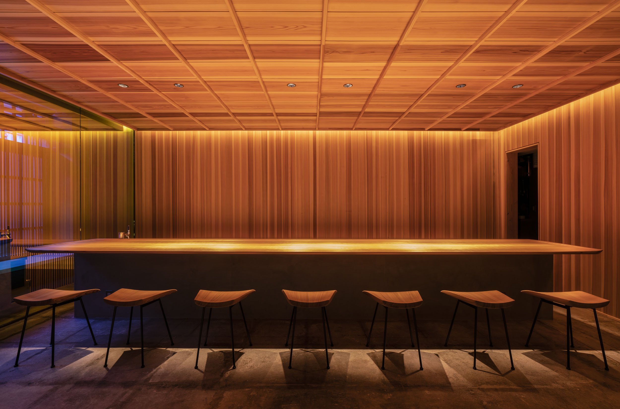  cafe co. （カフェ）の森井良幸がインテリアデザインを手掛けた京都・祗園のUSAGIYA Kyoto。カウンター天板は杉柾目 