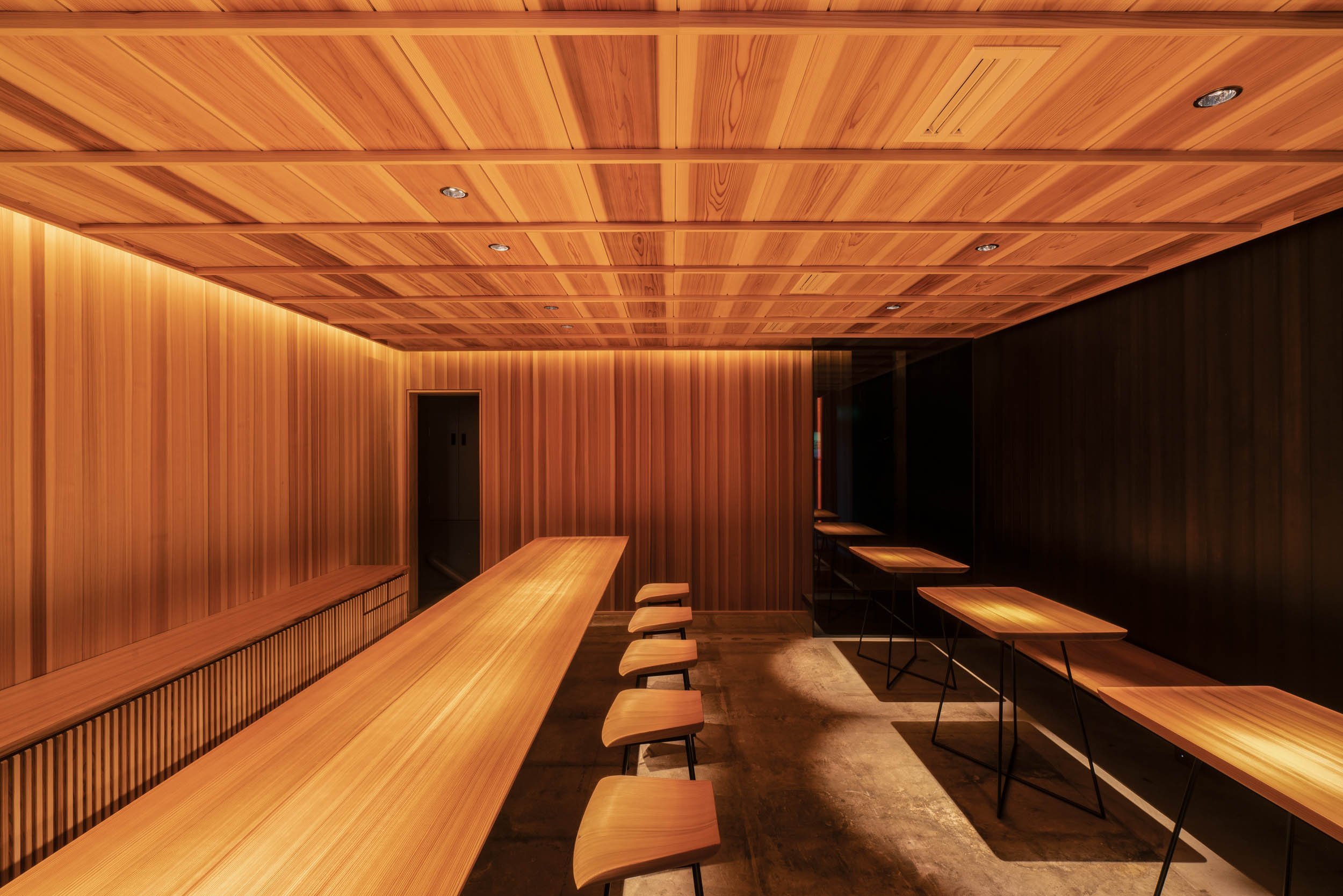  cafe co. （カフェ）の森井良幸がインテリアデザインを手掛けた京都・祗園のUSAGIYA Kyoto。カウンターは鉋で仕上げた杉柾目材 