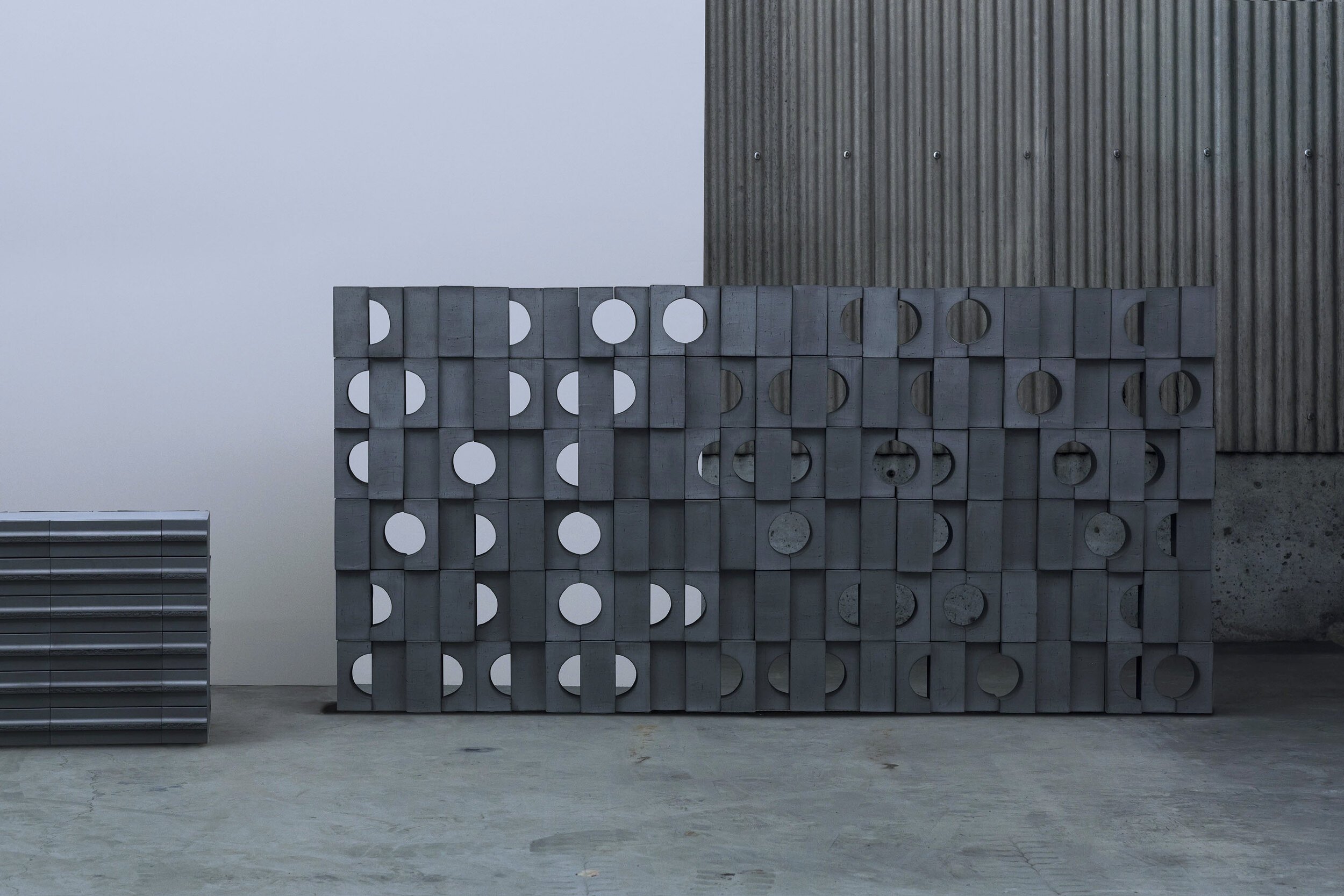  JIN KURAMOTO STUDIOの倉本仁がデザインした淡路瓦を用いたOiyaのブロック B-02 