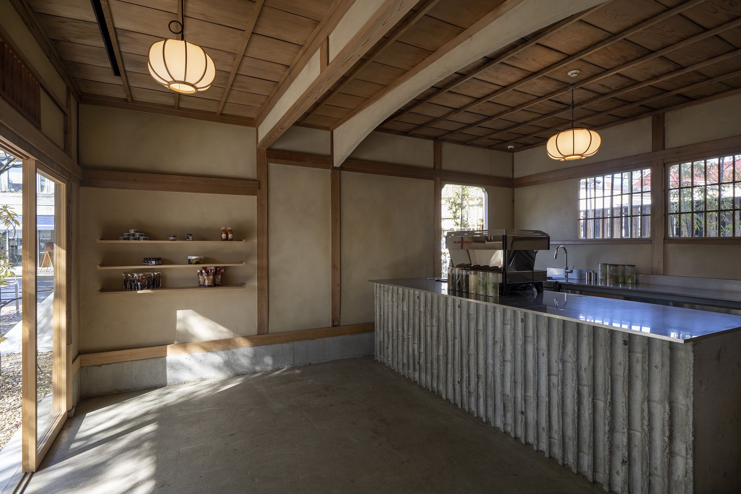  cafe co.の森井良幸がデザインしたスノーピークランドステーション京都嵐山のカフェエリア 