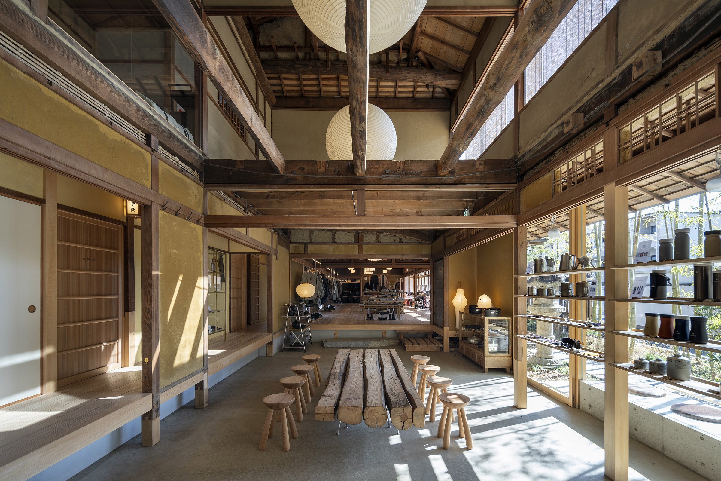  cafe co.の森井良幸がデザインしたスノーピークランドステーション京都嵐山のカフェ客席。スツールは木工作家、森幸太郎によるもの。 