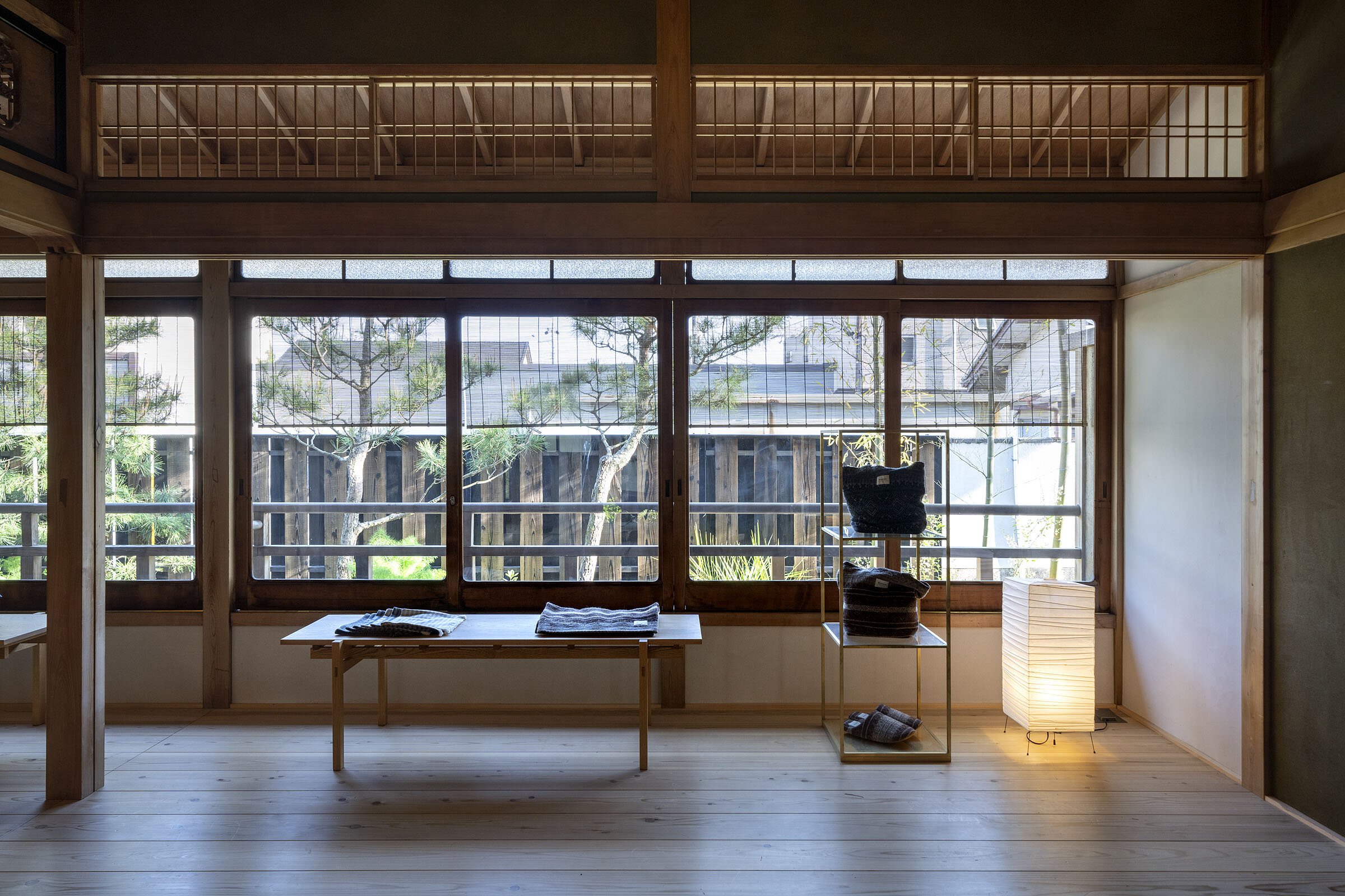  cafe co.の森井良幸がデザインしたスノーピークランドステーション京都嵐山の店内 