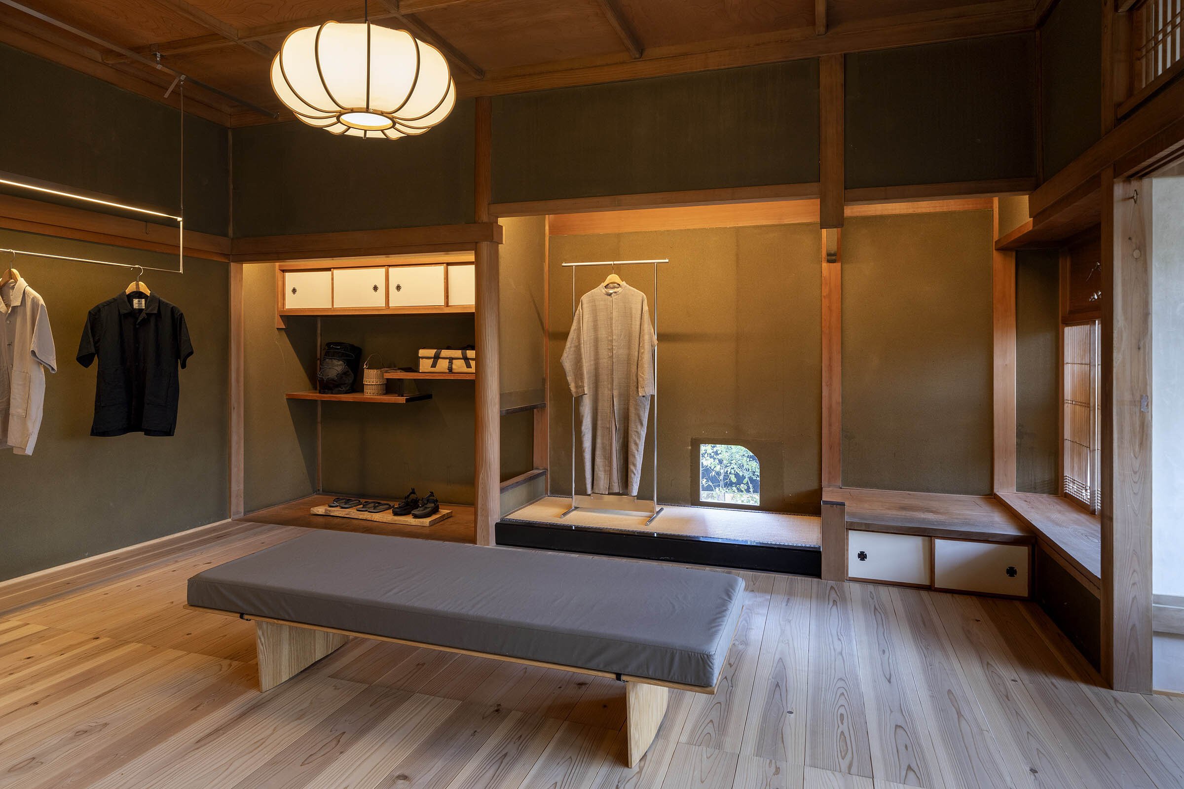 cafe co.の森井良幸がデザインしたスノーピークランドステーション京都嵐山のショップと床の間 