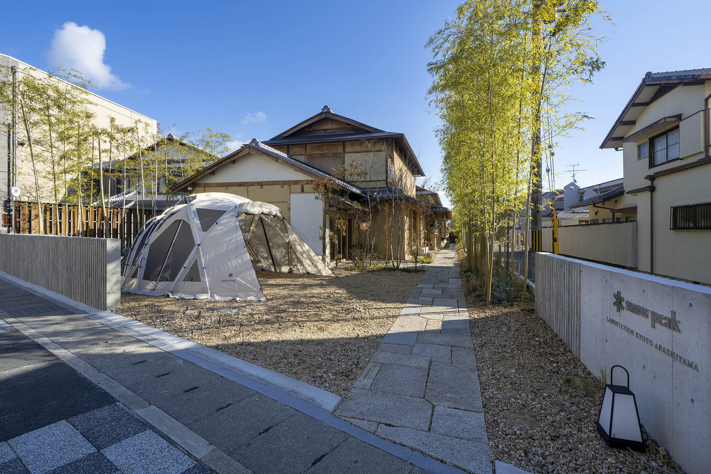  cafe co.の森井良幸がデザインしたスノーピークランドステーション京都嵐山の外観 