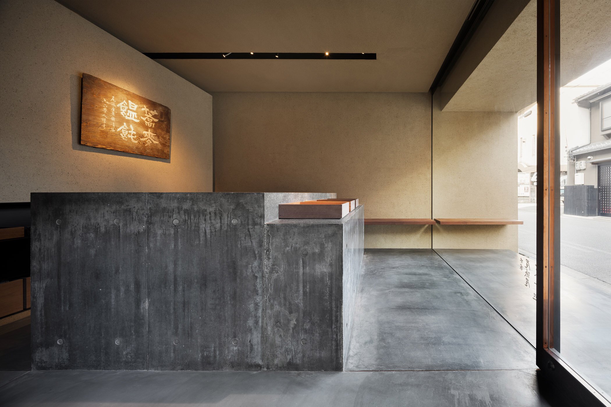  柳原照弘 Teruhiro Yanagihara Studioがインテリアデザインを手掛けた京都の尾張屋本店 菓子処のカウンターは研ぎ出しで仕上げた 