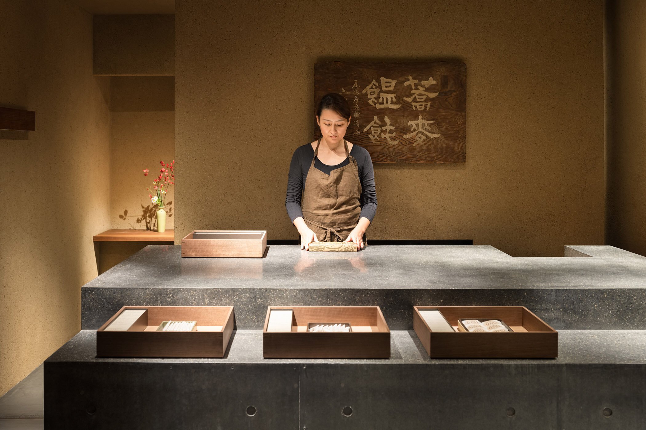  柳原照弘 Teruhiro Yanagihara Studioがインテリアデザインを手掛けた京都の尾張屋本店 菓子処。顧客と対話のできるカウンターを設けた 
