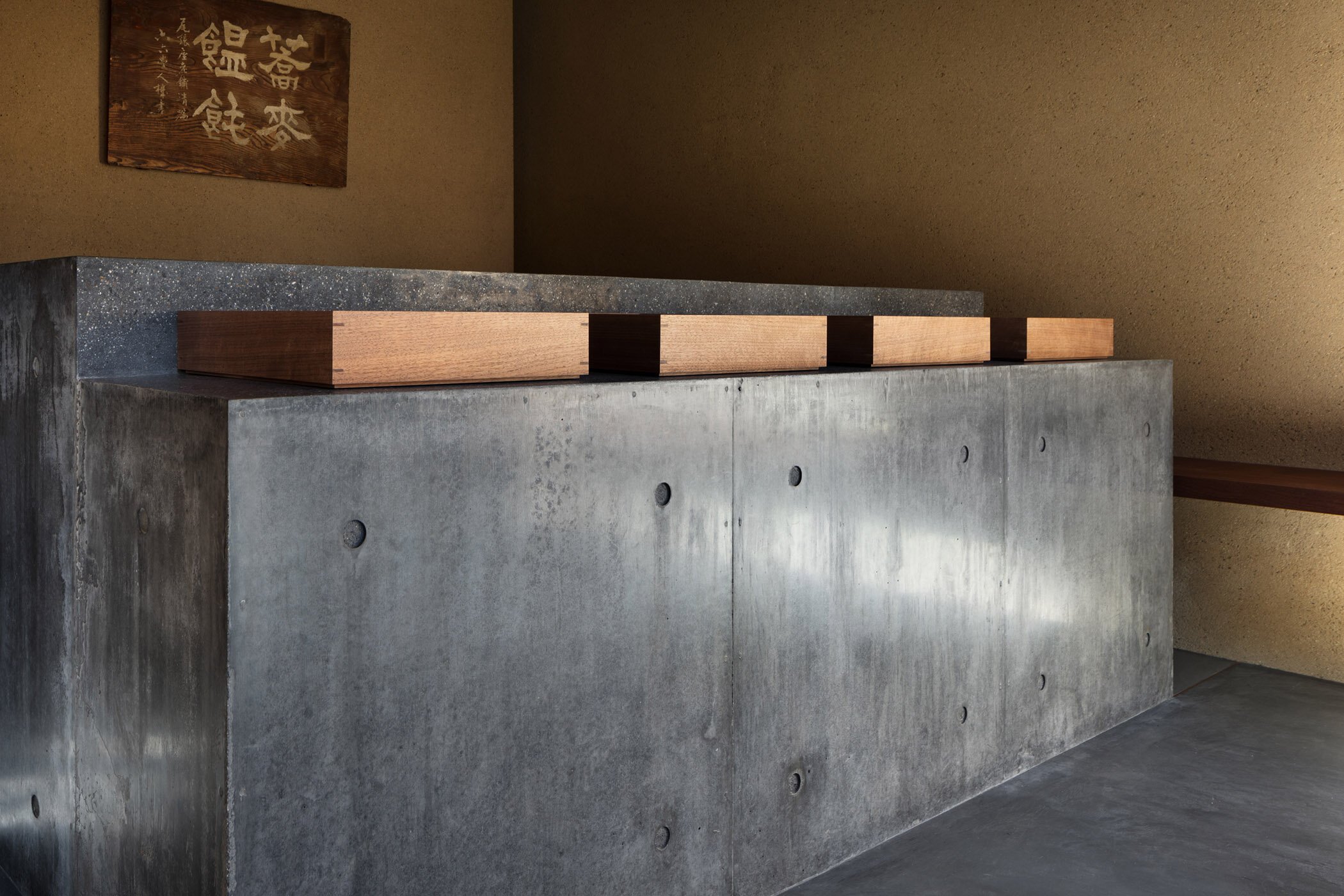  柳原照弘 Teruhiro Yanagihara Studioがインテリアデザインを手掛けた京都の尾張屋本店 菓子処。カウンターの側面は打ち放し。トップは研ぎ出し 
