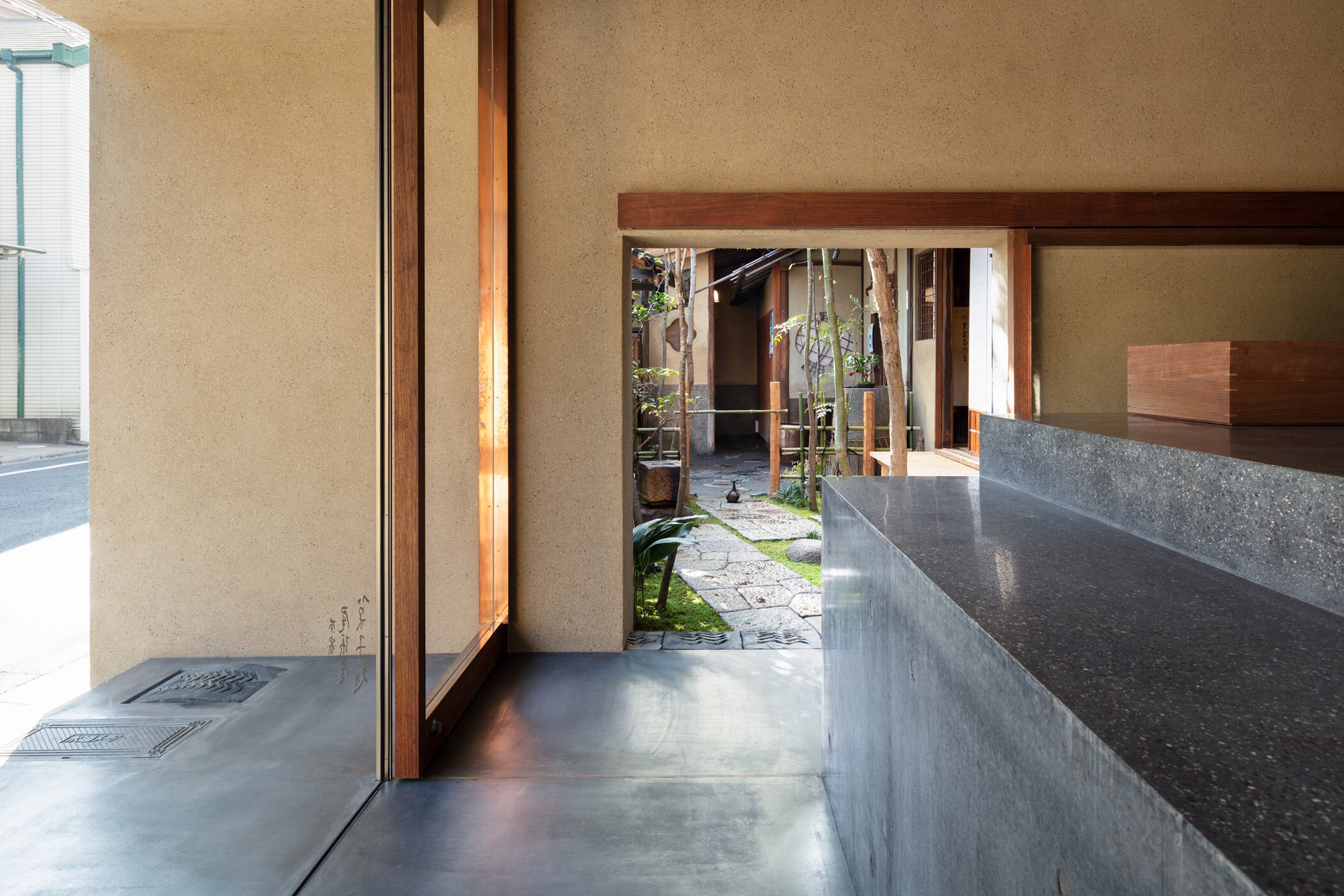  柳原照弘 Teruhiro Yanagihara Studioがインテリアデザインを手掛けた京都の尾張屋本店 菓子処。側面には庭園からのエントランスがある 