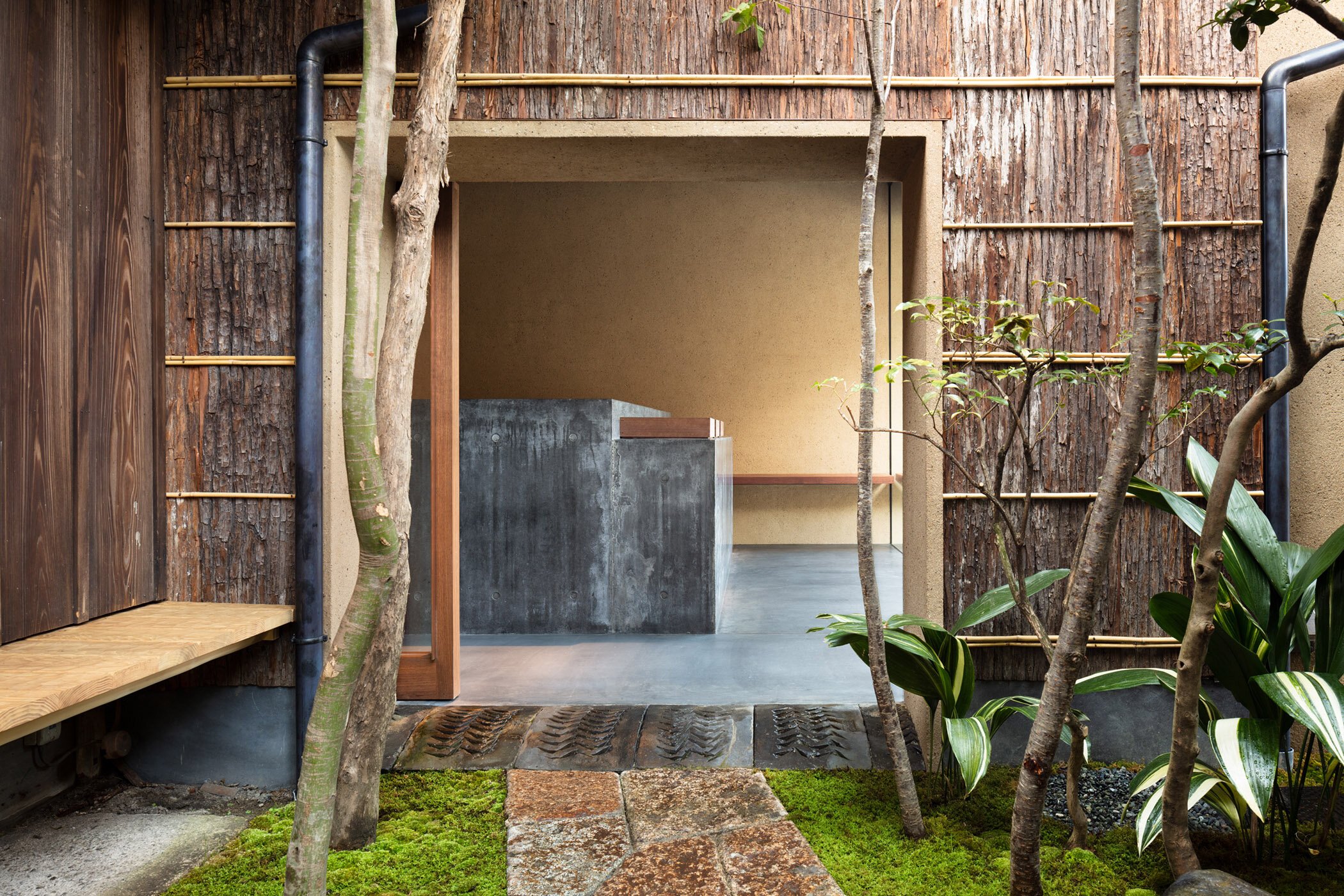  柳原照弘 Teruhiro Yanagihara Studioがインテリアデザインを手掛けた京都の尾張屋本店 菓子処。庭園側から見た外観 