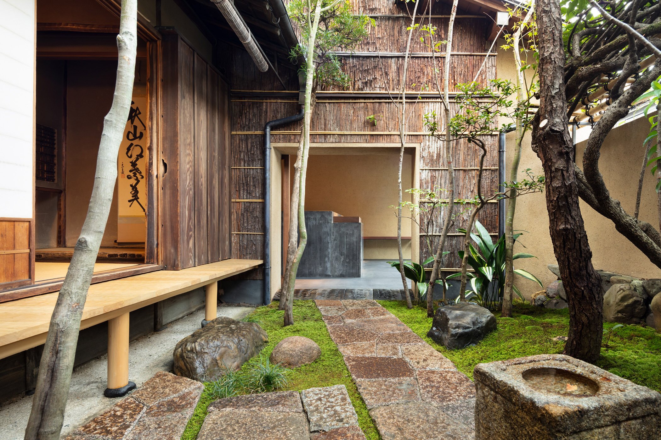  柳原照弘 Teruhiro Yanagihara Studioがインテリアデザインを手掛けた京都の尾張屋本店 菓子処。庭園は西海園芸の山口陽介による。 