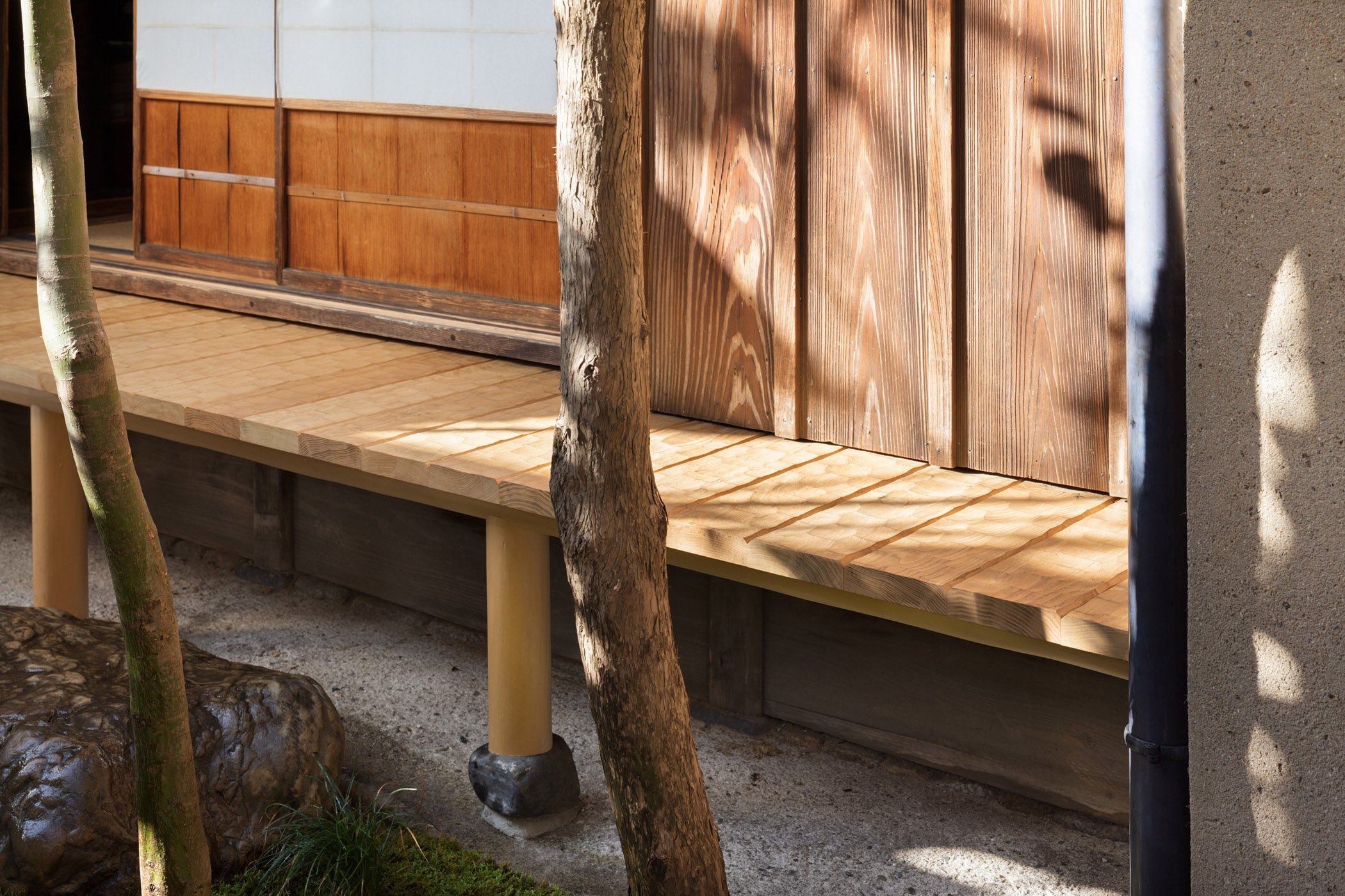  柳原照弘 Teruhiro Yanagihara Studioがインテリアデザインを手掛けた京都の尾張屋本店 菓子処。新たに整えた縁側 
