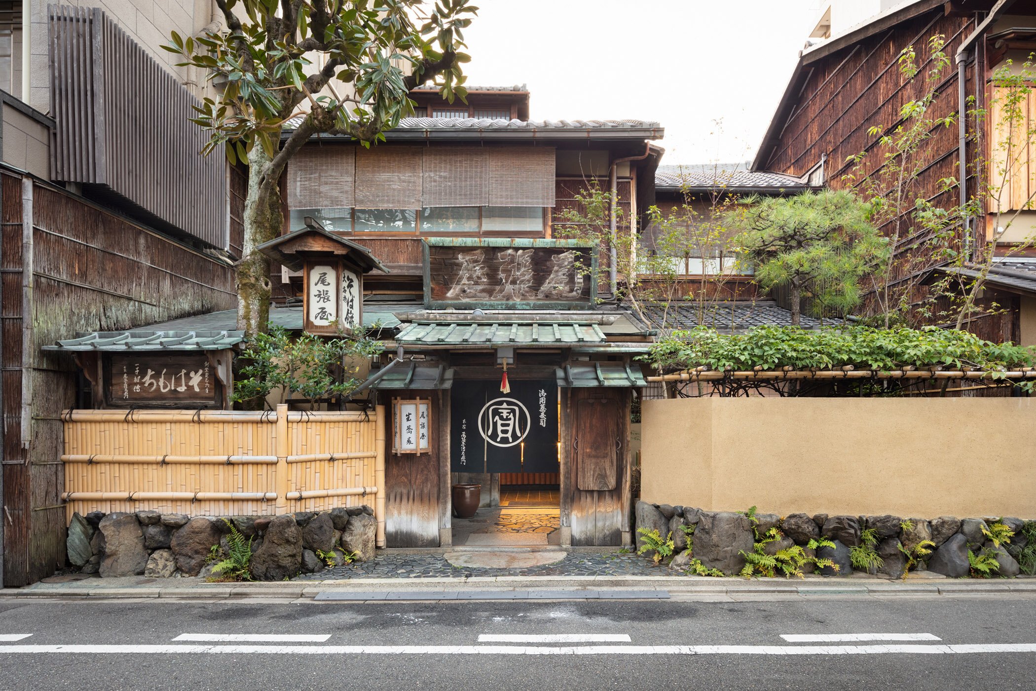  柳原照弘 Teruhiro Yanagihara Studioがインテリアデザインを手掛けた京都の尾張屋本店 菓子処の外観 
