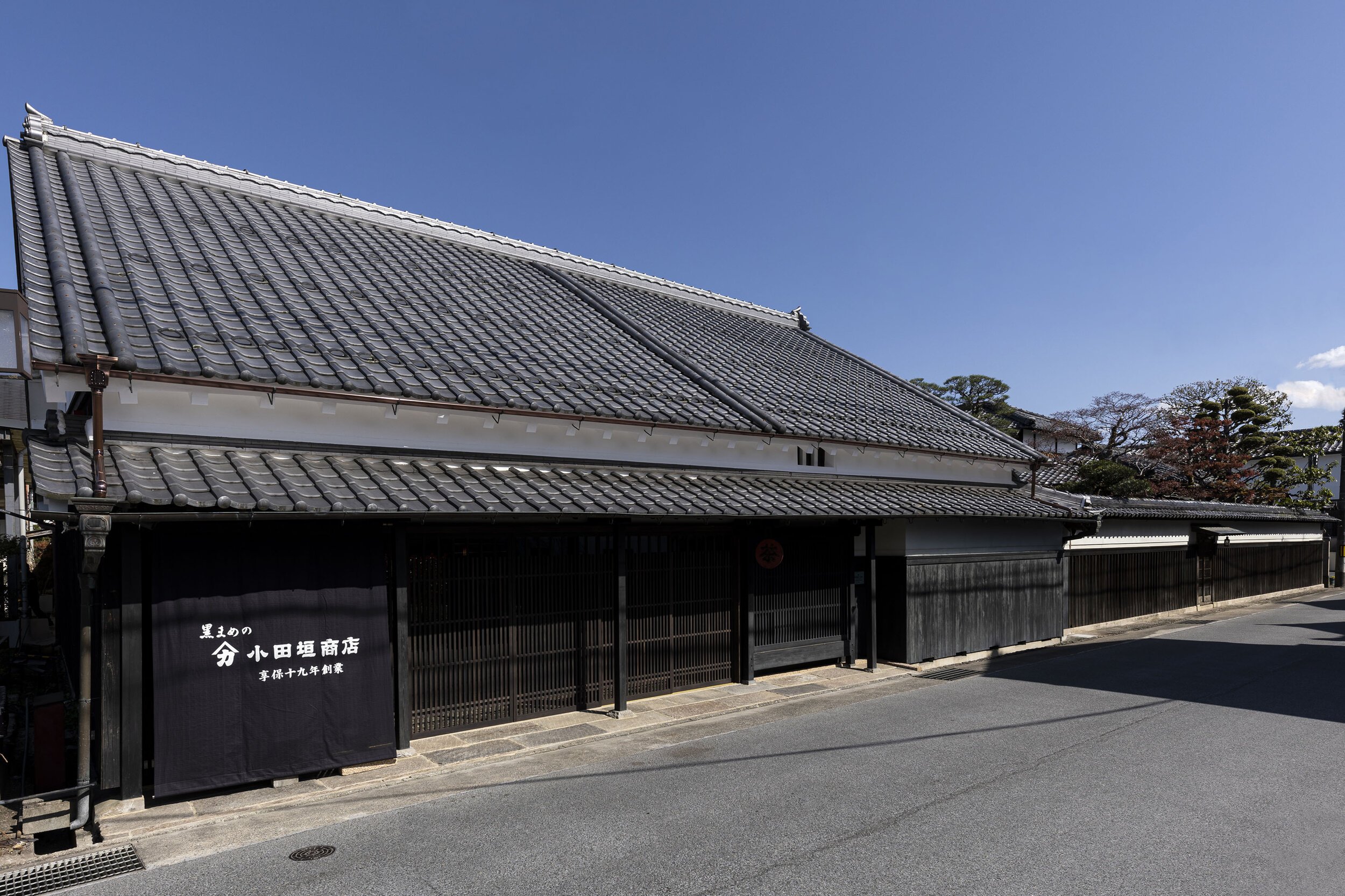  杉本博司と榊田倫之が率いる新素材研究所がデザインを手掛けた小田垣商店本店の外観   