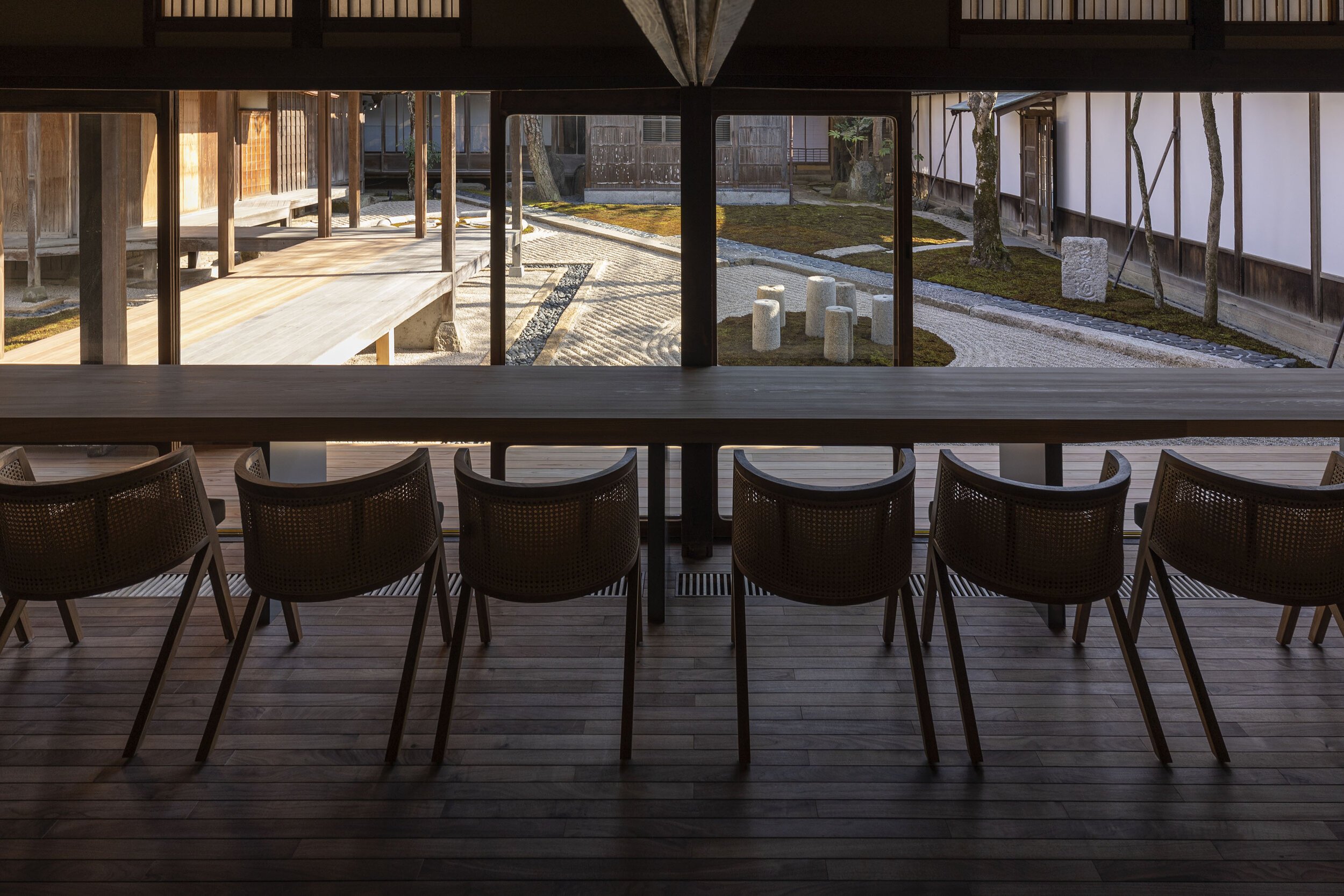  杉本博司と榊田倫之が率いる新素材研究所がデザインを手掛けた小田垣商店本店のカフェ 