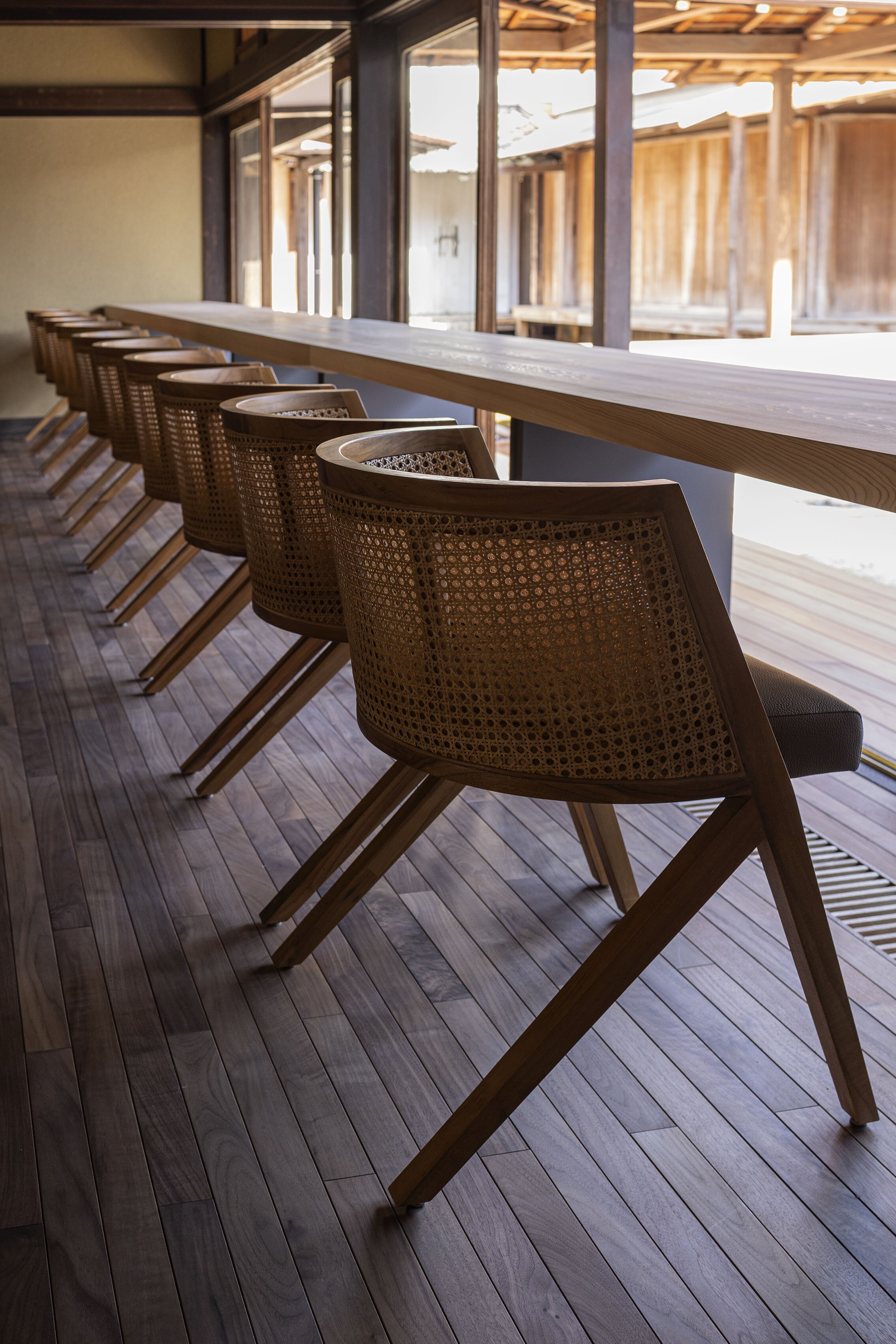  杉本博司と榊田倫之が率いる新素材研究所がデザインを手掛けた小田垣商店本店のカフェ。椅子はオリジナル 
