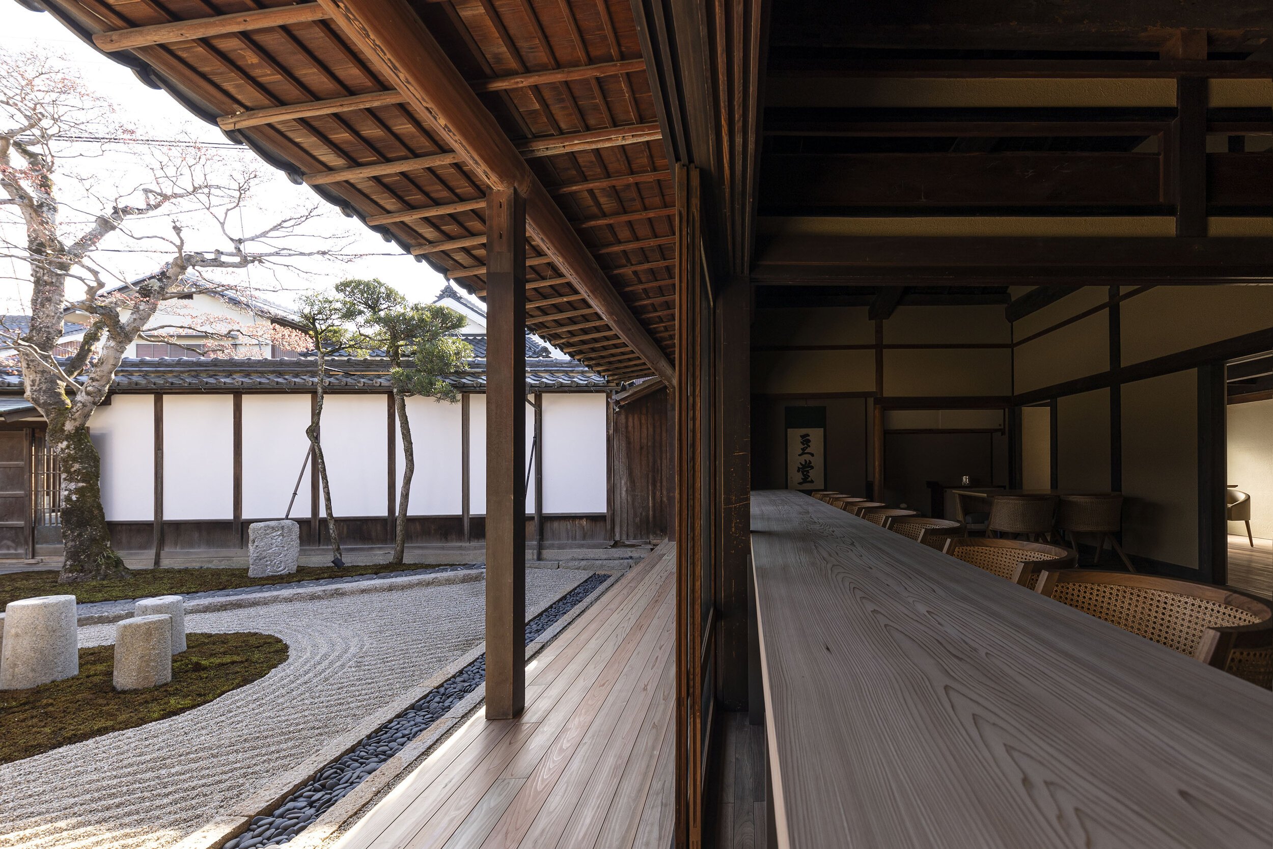  杉本博司と榊田倫之が率いる新素材研究所がデザインを手掛けた小田垣商店本店の縁側と庭園 