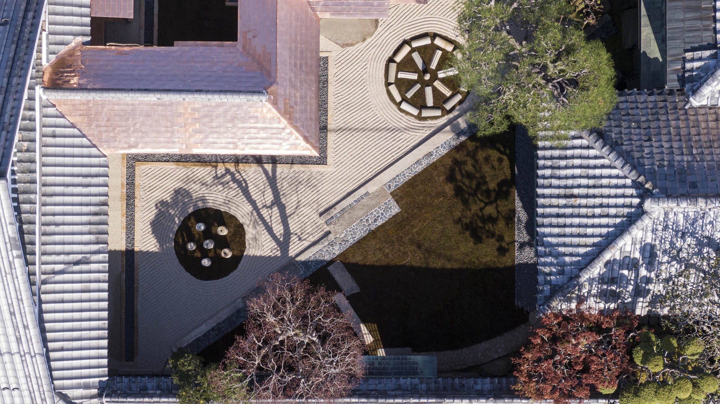  杉本博司と榊田倫之が率いる新素材研究所がデザインを手掛けた小田垣商店本店の庭園を上空から見る 