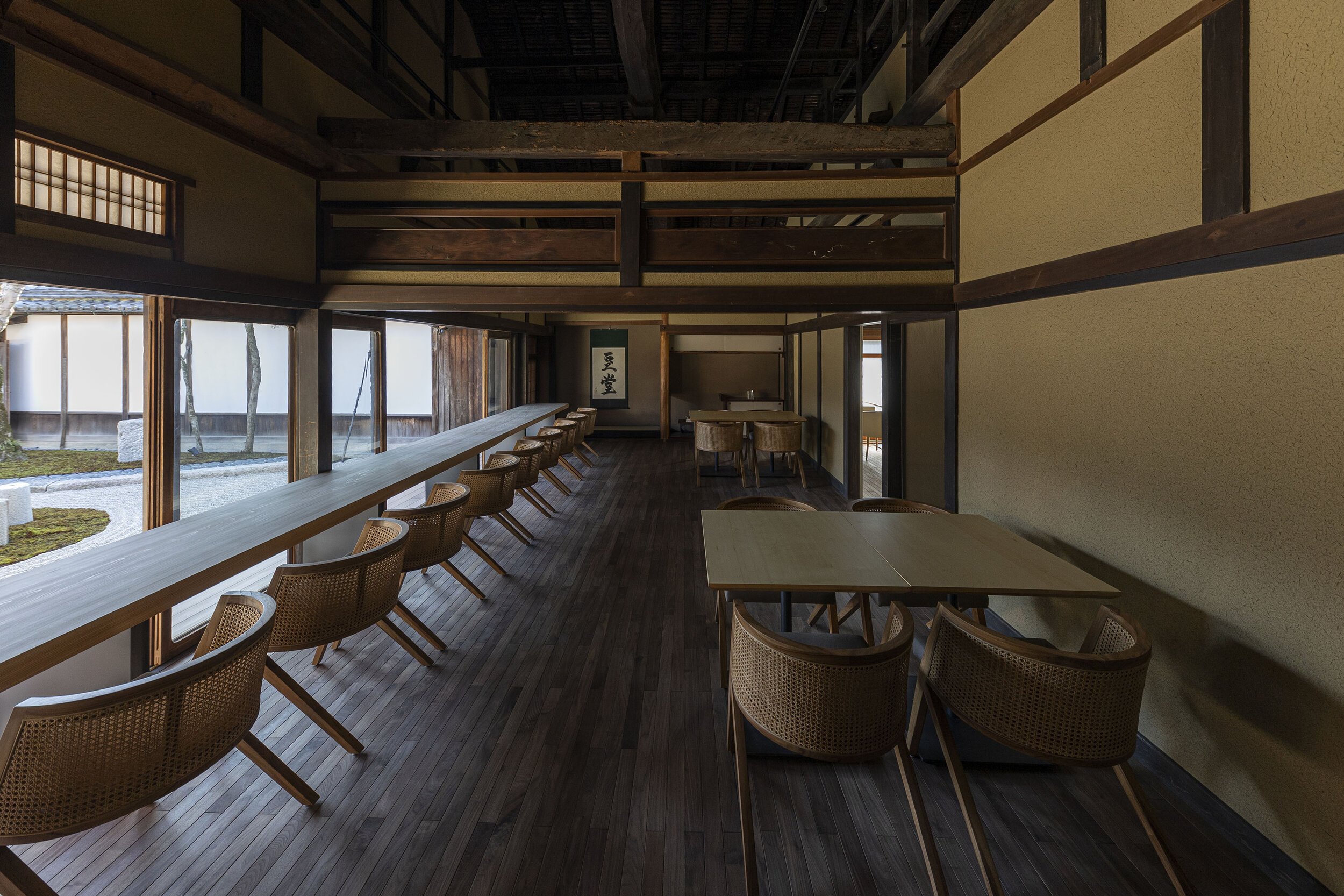  杉本博司と榊田倫之が率いる新素材研究所がデザインを手掛けた小田垣商店本店のカフェ 豆堂 